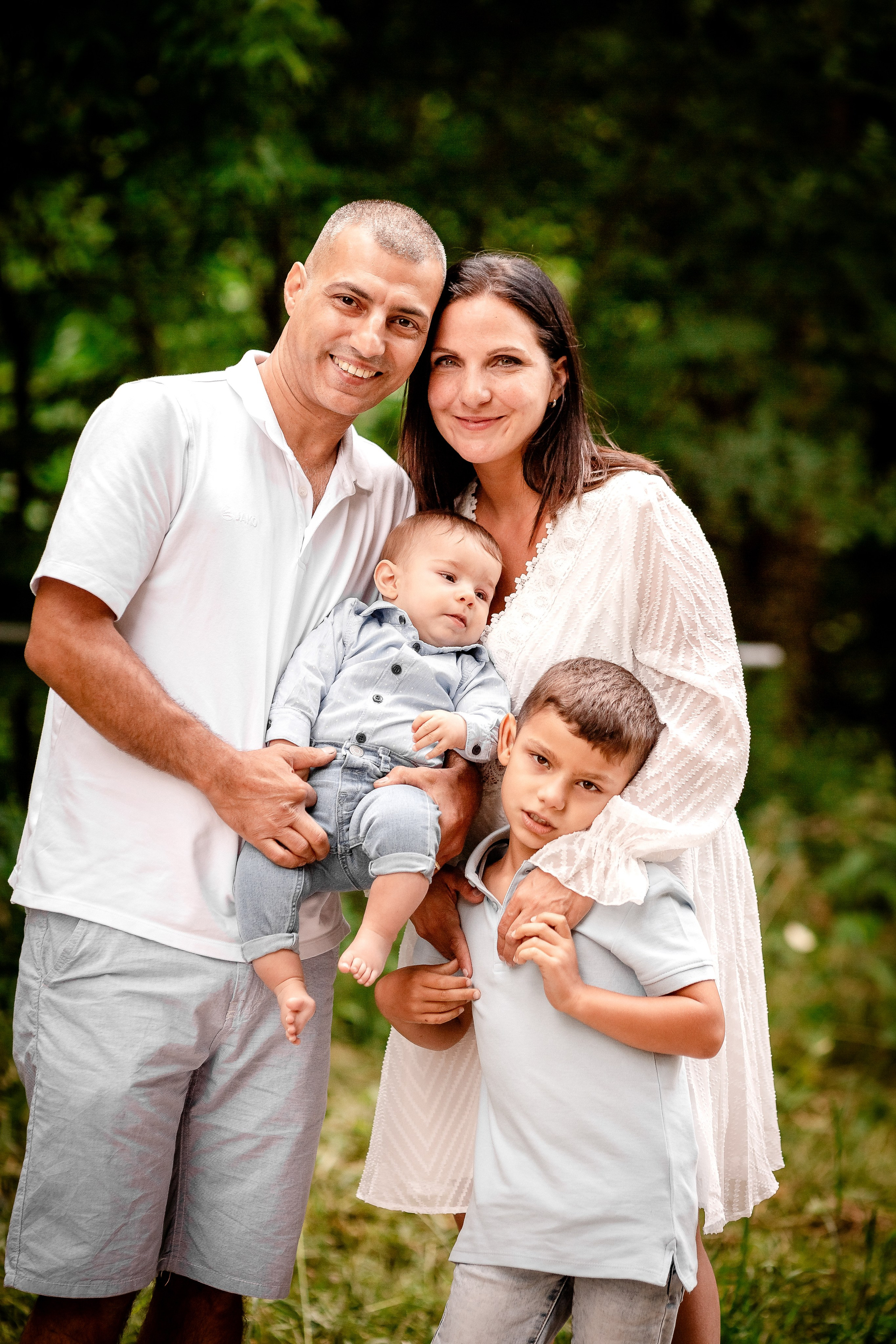 Natürliche Familienbilder am Sommer. Professionele fotografin in Münsingen Olesia Wegele