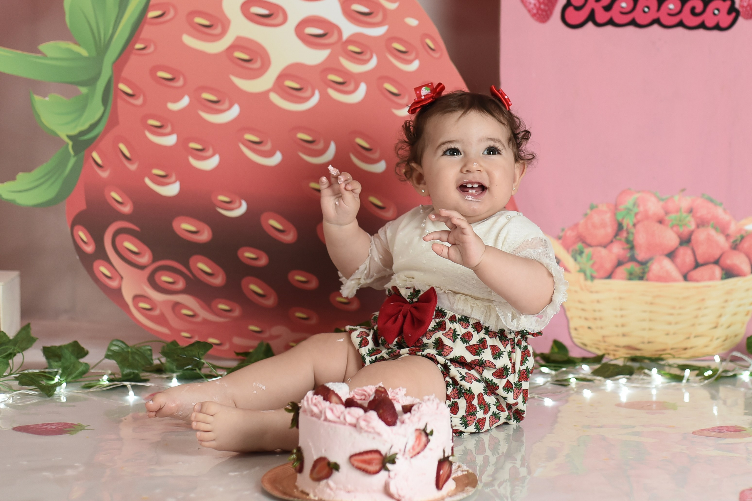 Sesión 1er año de Rebeca. Temática: Frutillita + Mini Sesión Navideña. Fotografo de casamiento en misiones y fotógrafo de familia  Posadas