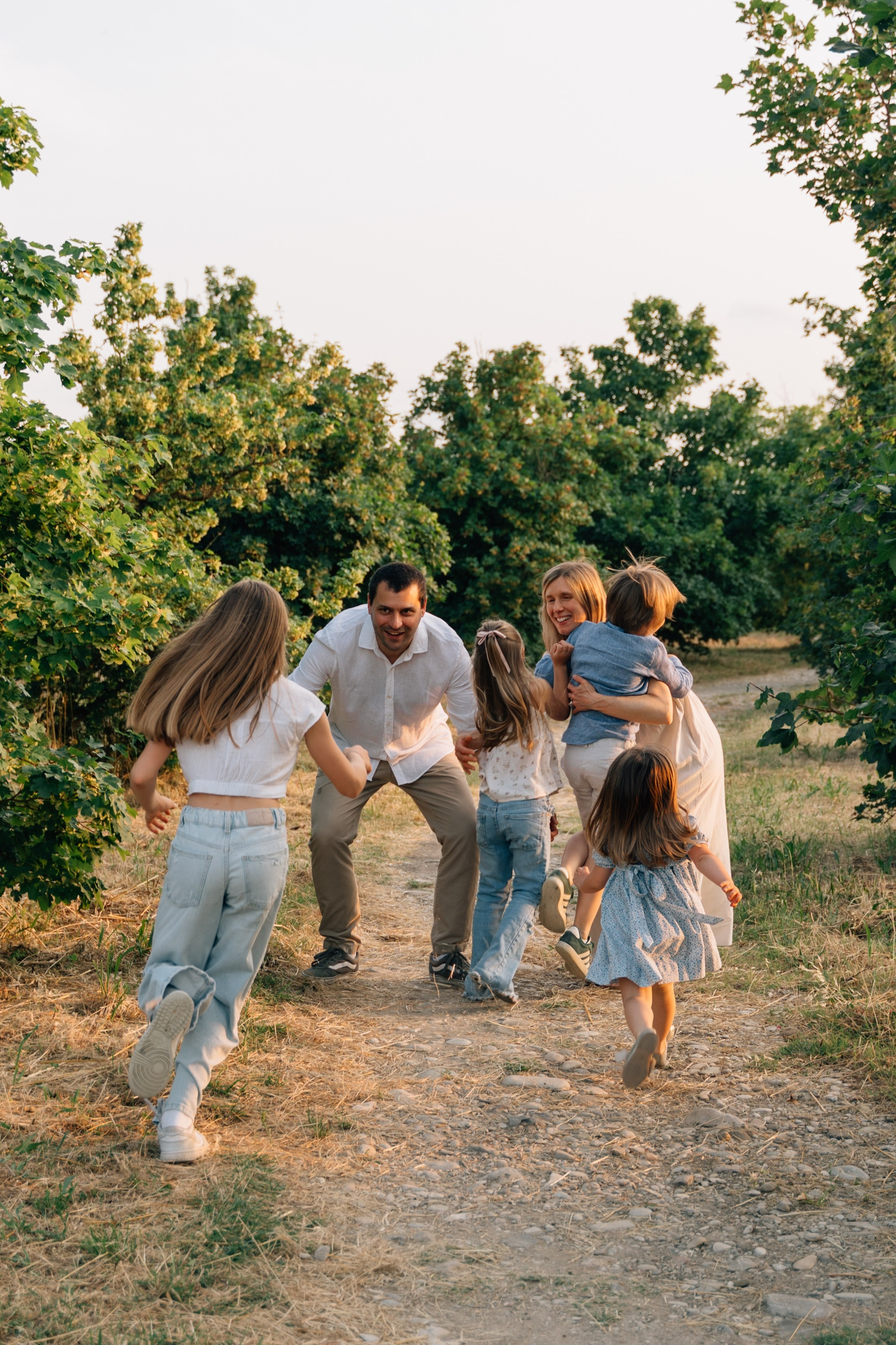 Servizio fotografico di famiglia in un parco a Rimini, Italia. Fotografa di matrimoni e di famiglia in Italia
