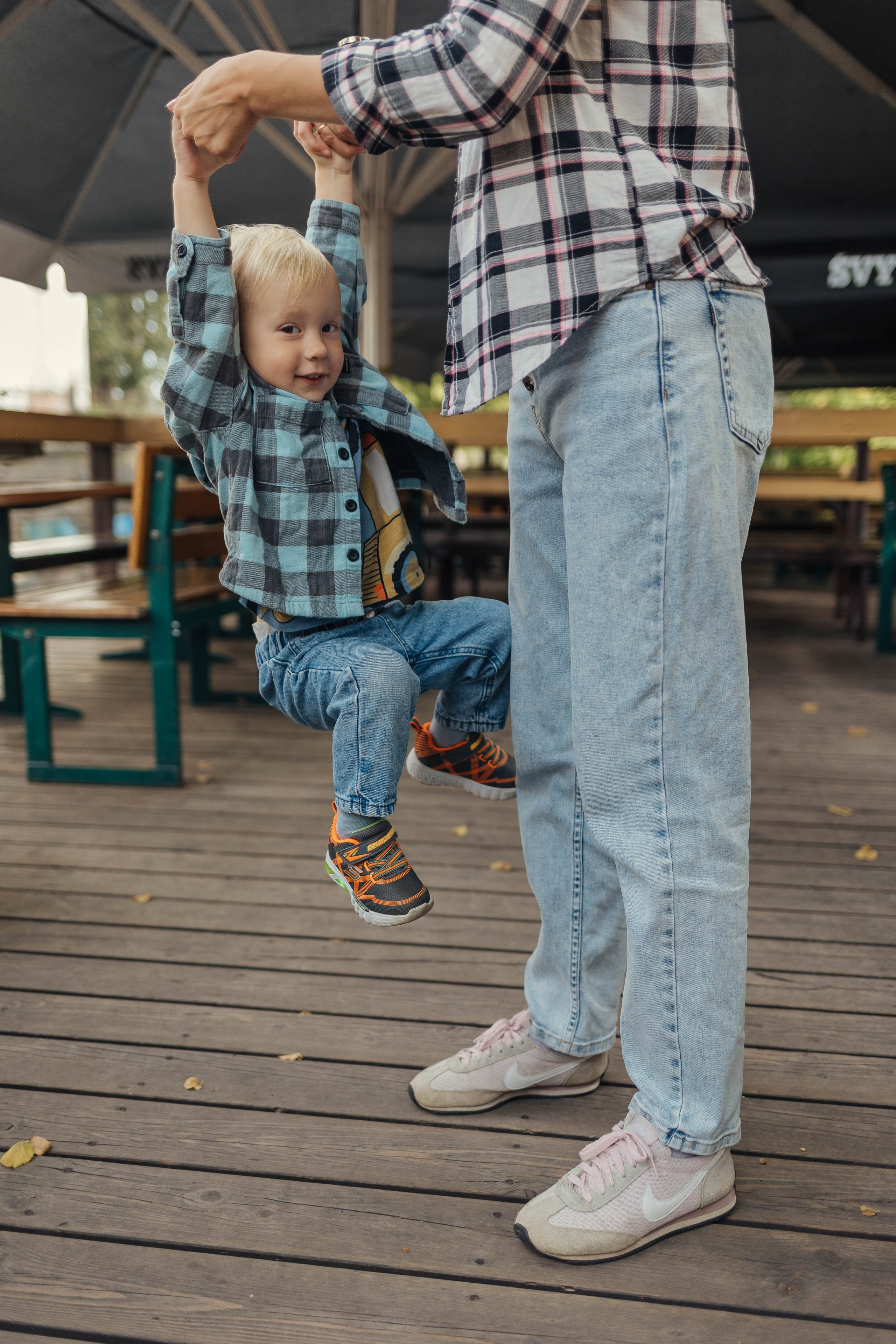 Along the streets of Vilnius in lifestyle style. Family photographer in Vilnuis Svetlana Naumova
