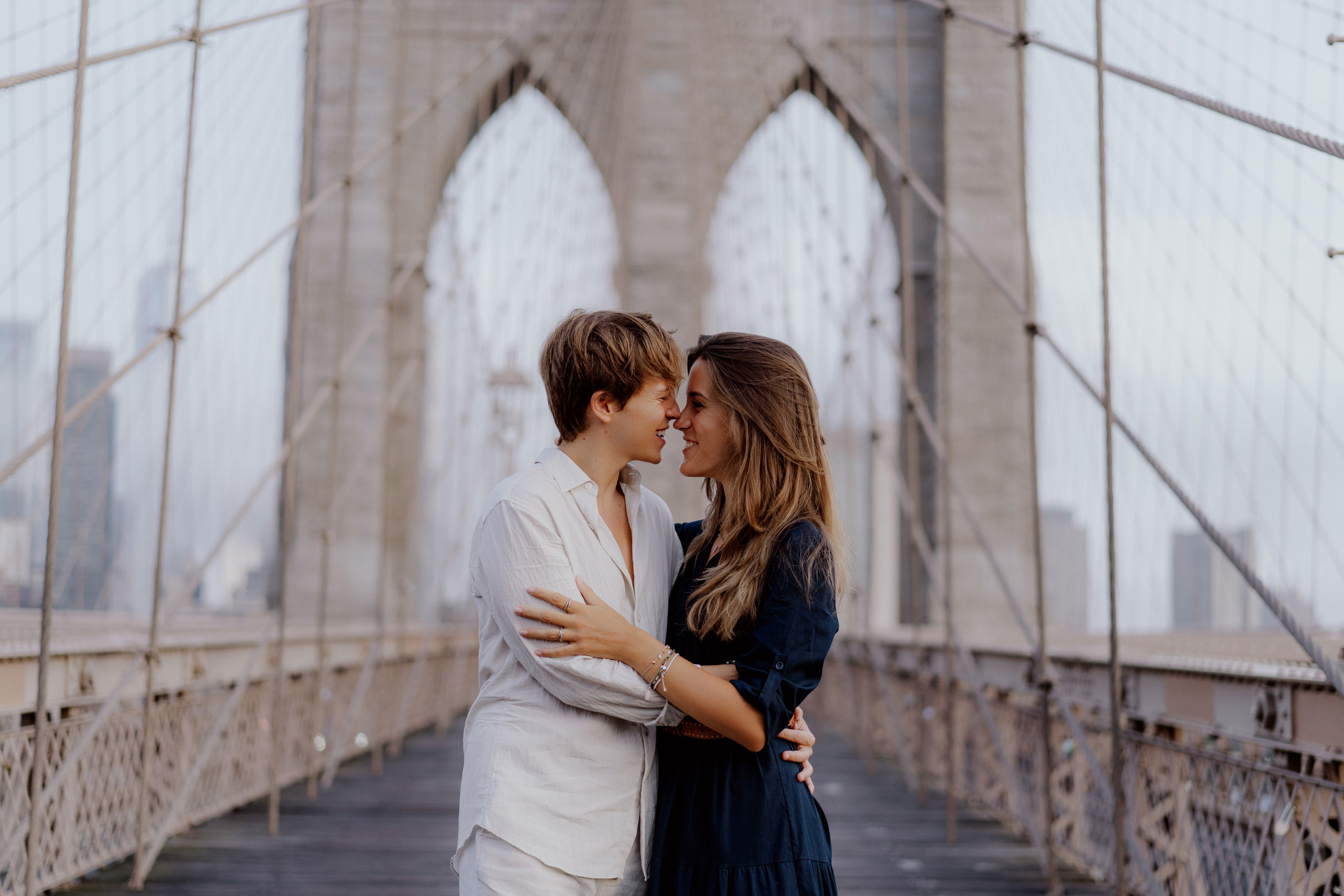 Couple in Dumbo and on the Brooklyn Bridge. Videographer and photographer in New York // MAKAROV.VIDEO