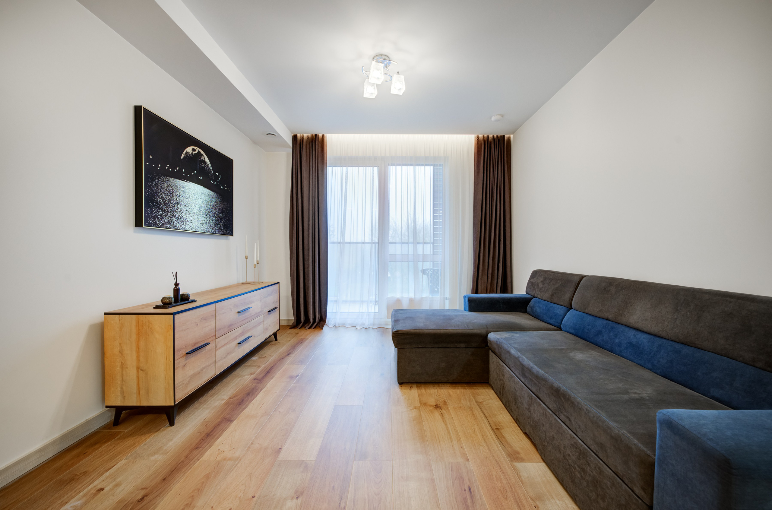 2-jų kambarių buto svetainė. Nuotrauka. Fotografė - sapiegafoto.lt