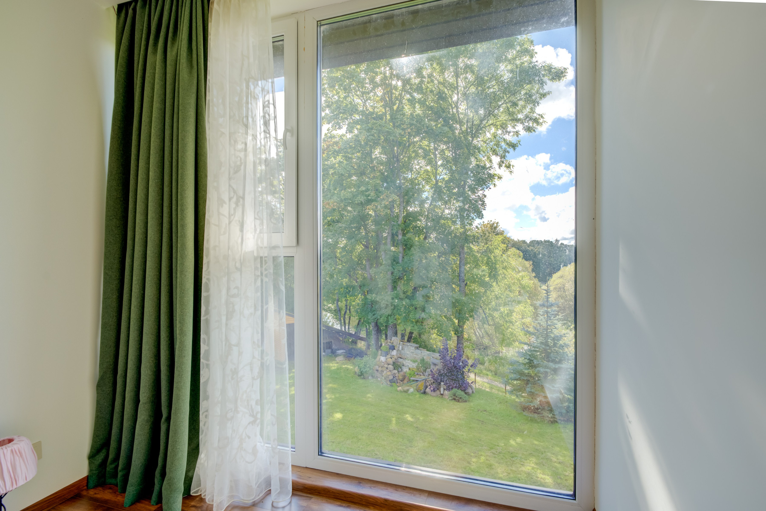 Sadyba Vinliaus r. prie ežero. Elina Sapiega fotografė Vilniuje