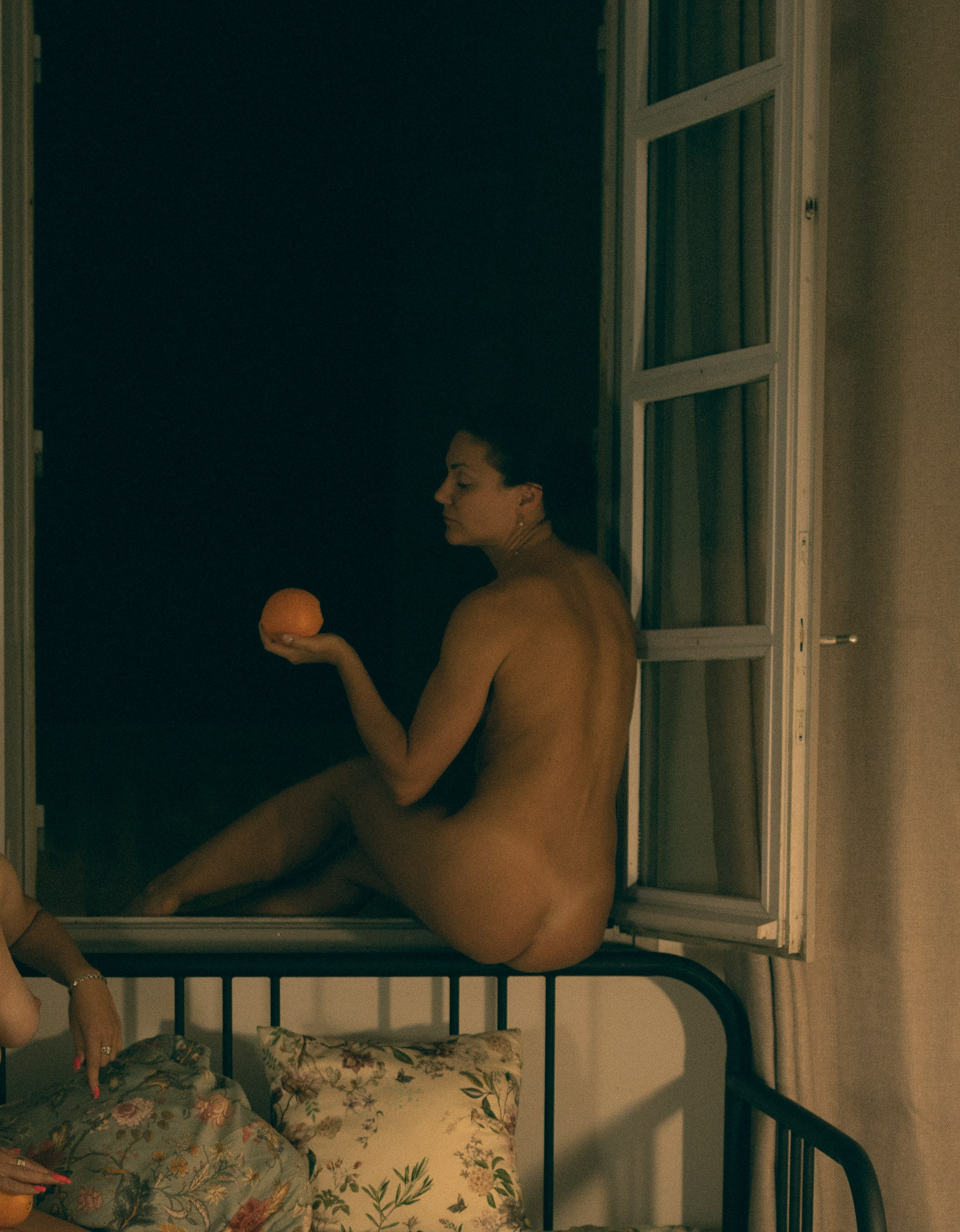 Photo nue dans un cadre mystérieux de style rétro. Histoires d’amour, séances photos de famille et de mariage en France