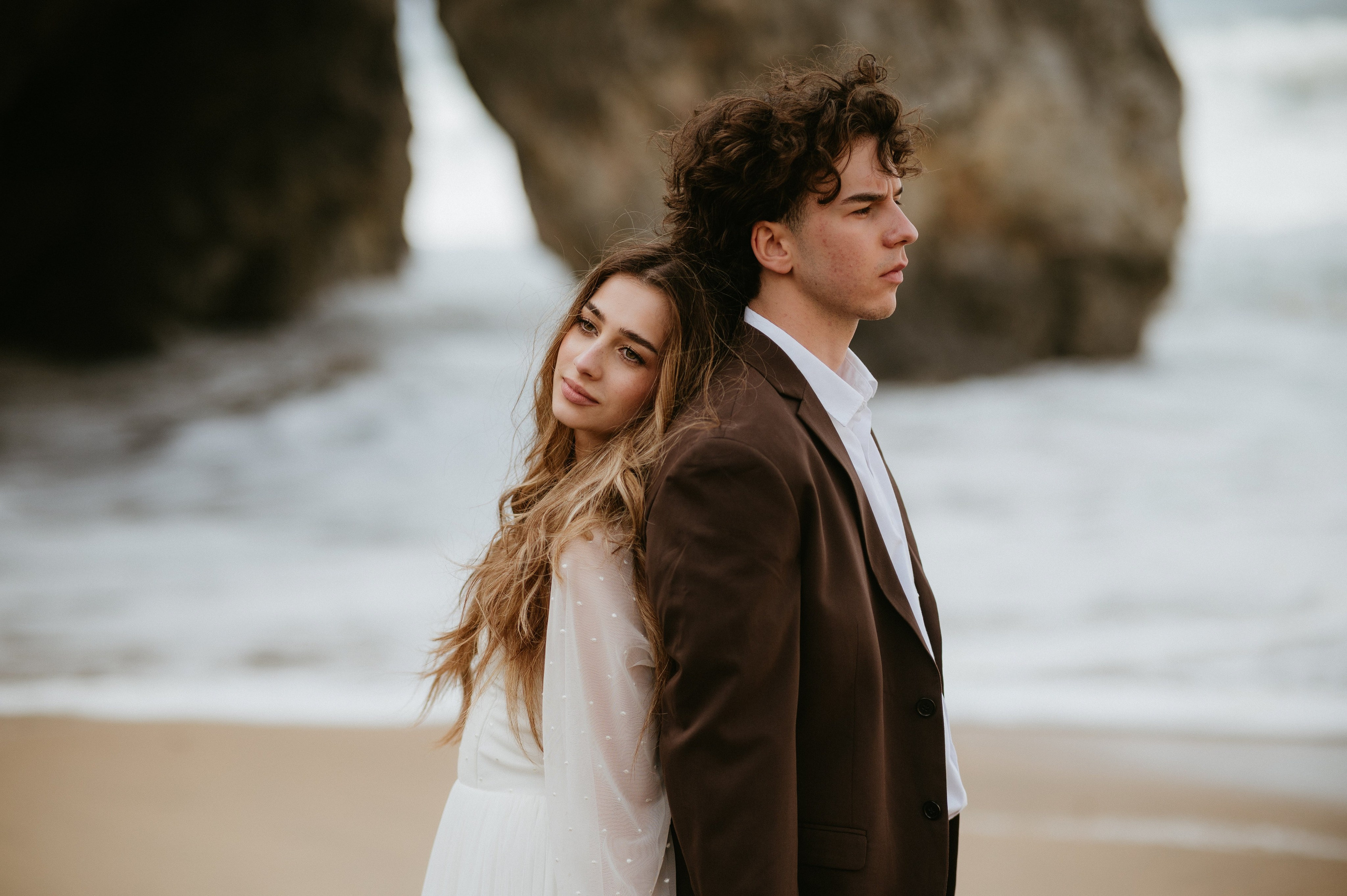 Ședință foto de nuntă pe plaja Adraga – emoție la malul oceanului Atlantic. Valentin Melen - fotograf de nunta 🤍