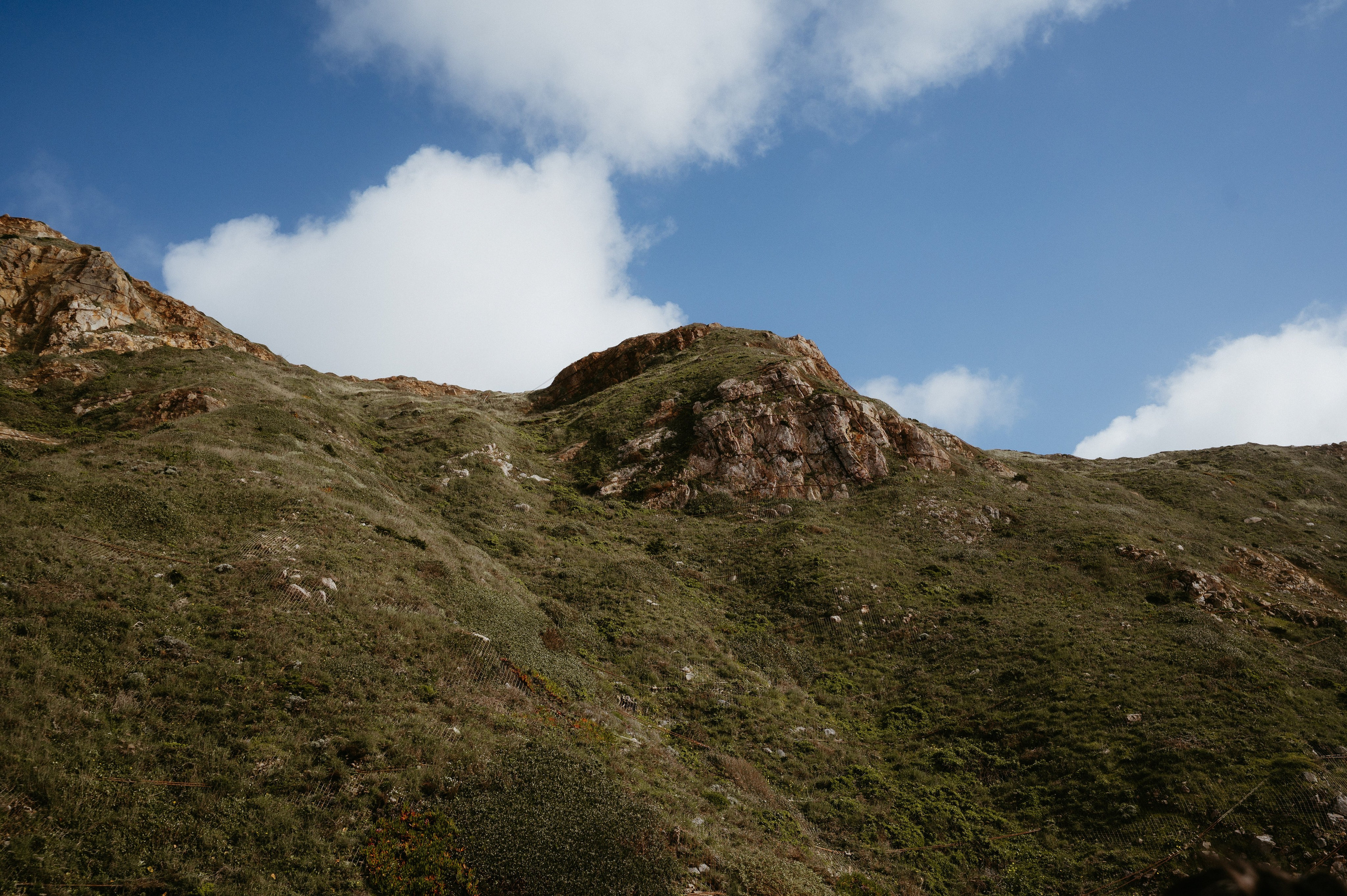 Ședință foto de nuntă pe plaja Adraga – emoție la malul oceanului Atlantic. Valentin Melen - fotograf de nunta 🤍