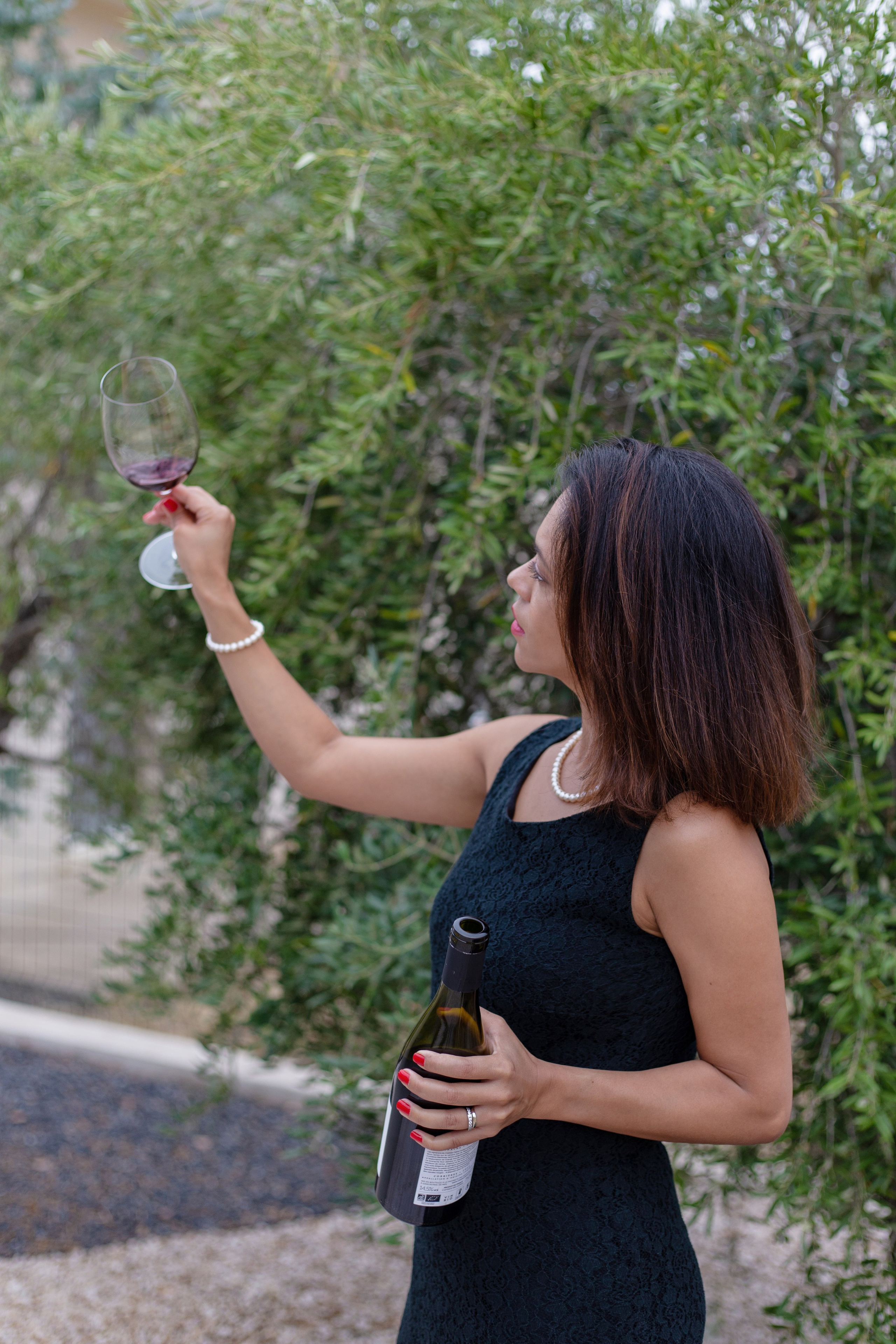 Photographe pour sommelière – Séance photo professionnelle pour entreprise. Photographe professionnelle à Poitiers, Tours et Châtellerault | Studio photo entre Poitiers et Tours – portraits, familles, entreprises, ma