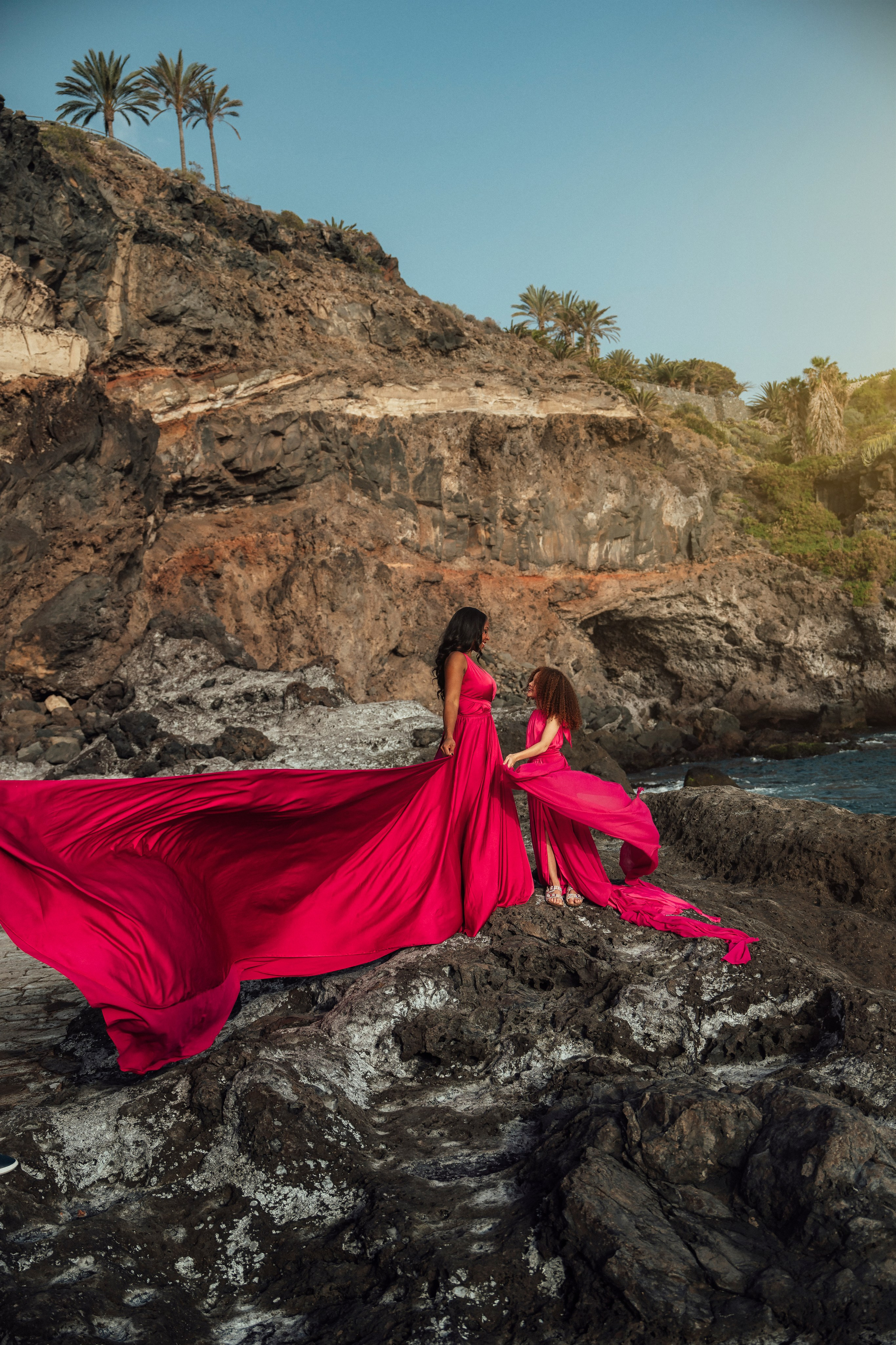 Sesión de mamá e hija en fucsia: ejemplos con vestidos de cola. Tania Bonnet | Fotógrafa profesional en Tenerife – Sesiones con vestidos voladores