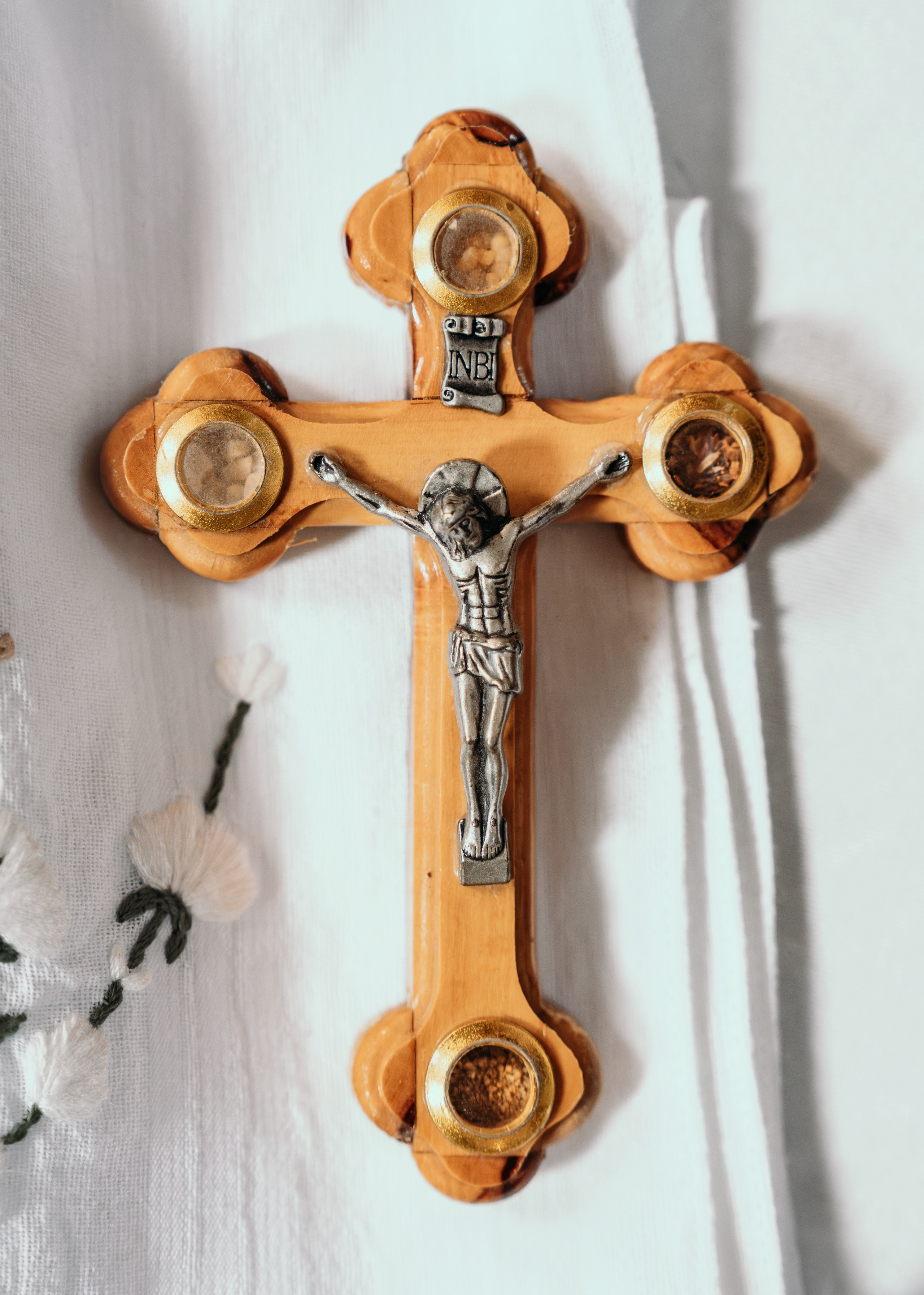 Detalj krsta na krstenju u Beogradu