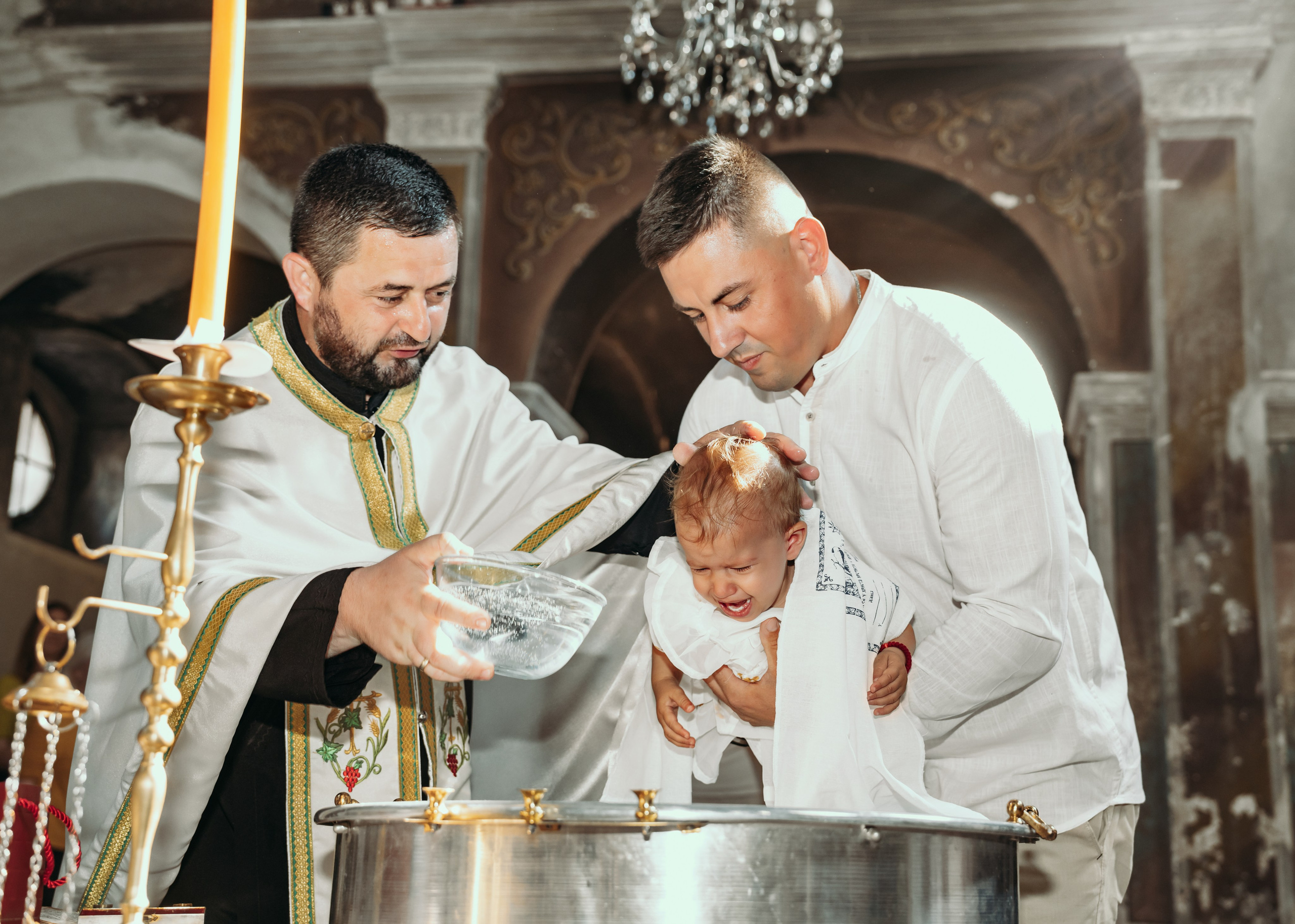 Beba na rukama kuma tokom krštenja u Beogradu
