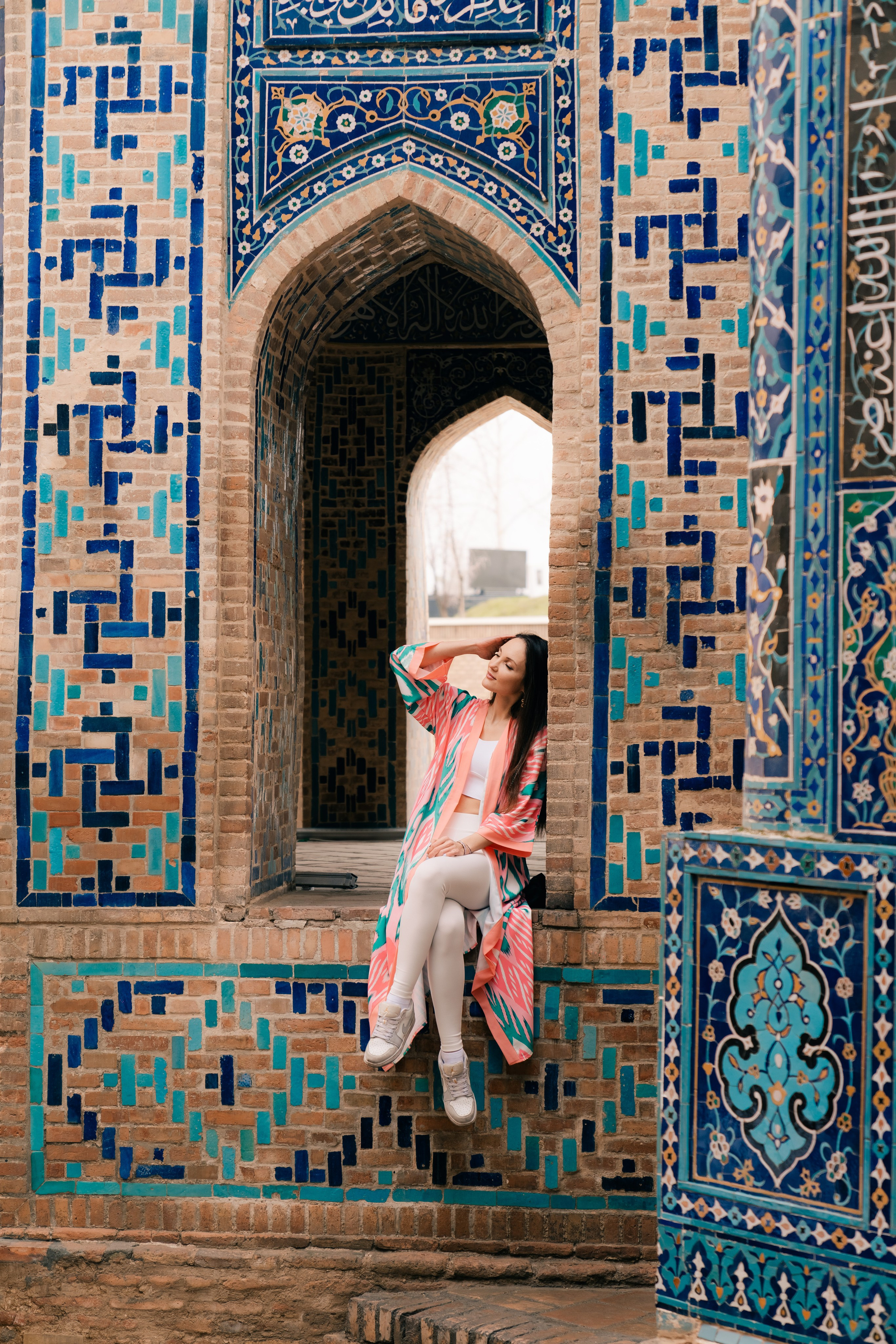 Photoshoot in a robe in Samarkand: Unique Shots with the Shah-i-Zinda. Photographer in Uzbekistan and Samarkand Djasur Marupov