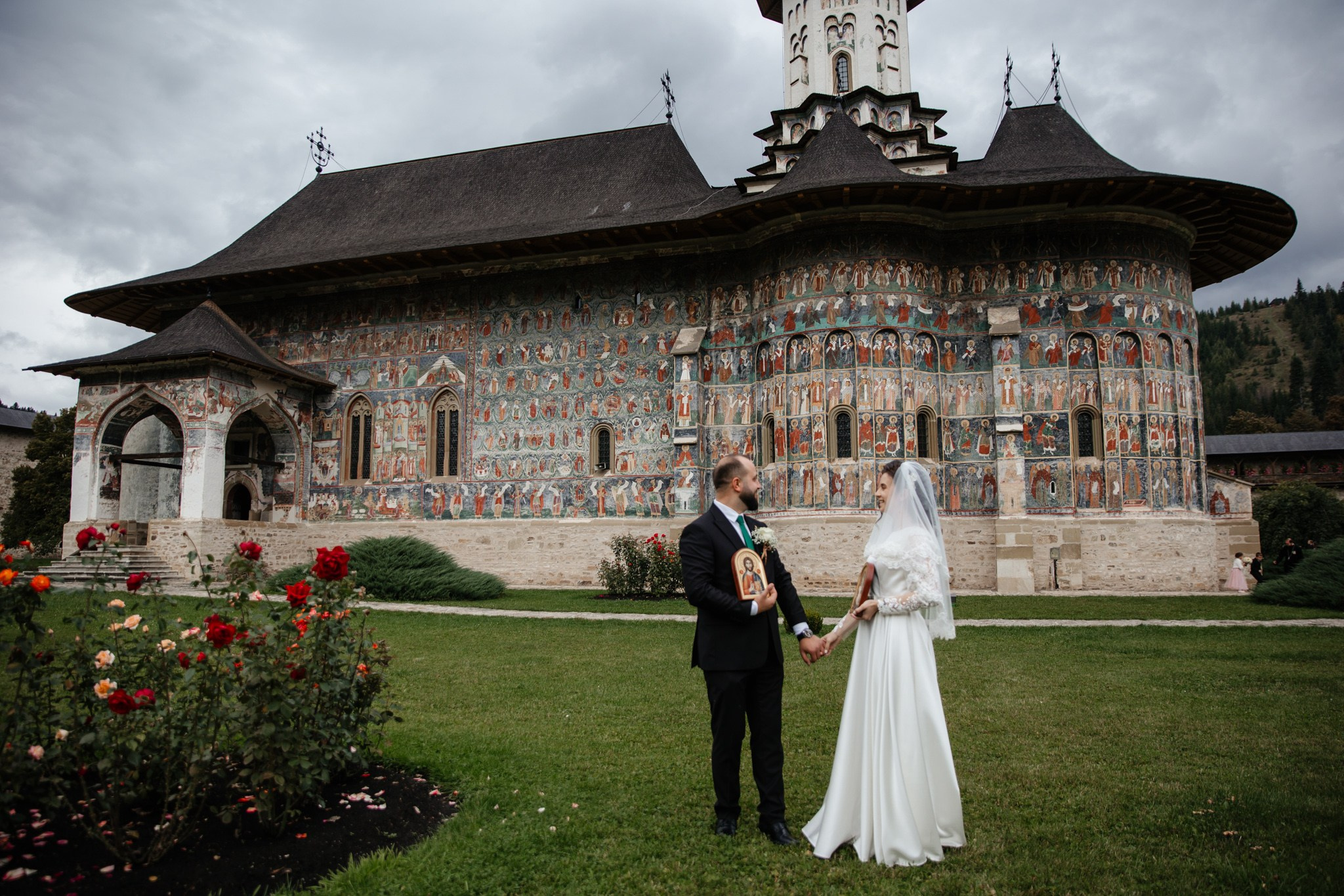 Nunta de Poveste la Sucevița: Cristi și Andreea. Servicii foto-video profesionale, pentru momente de neuitat