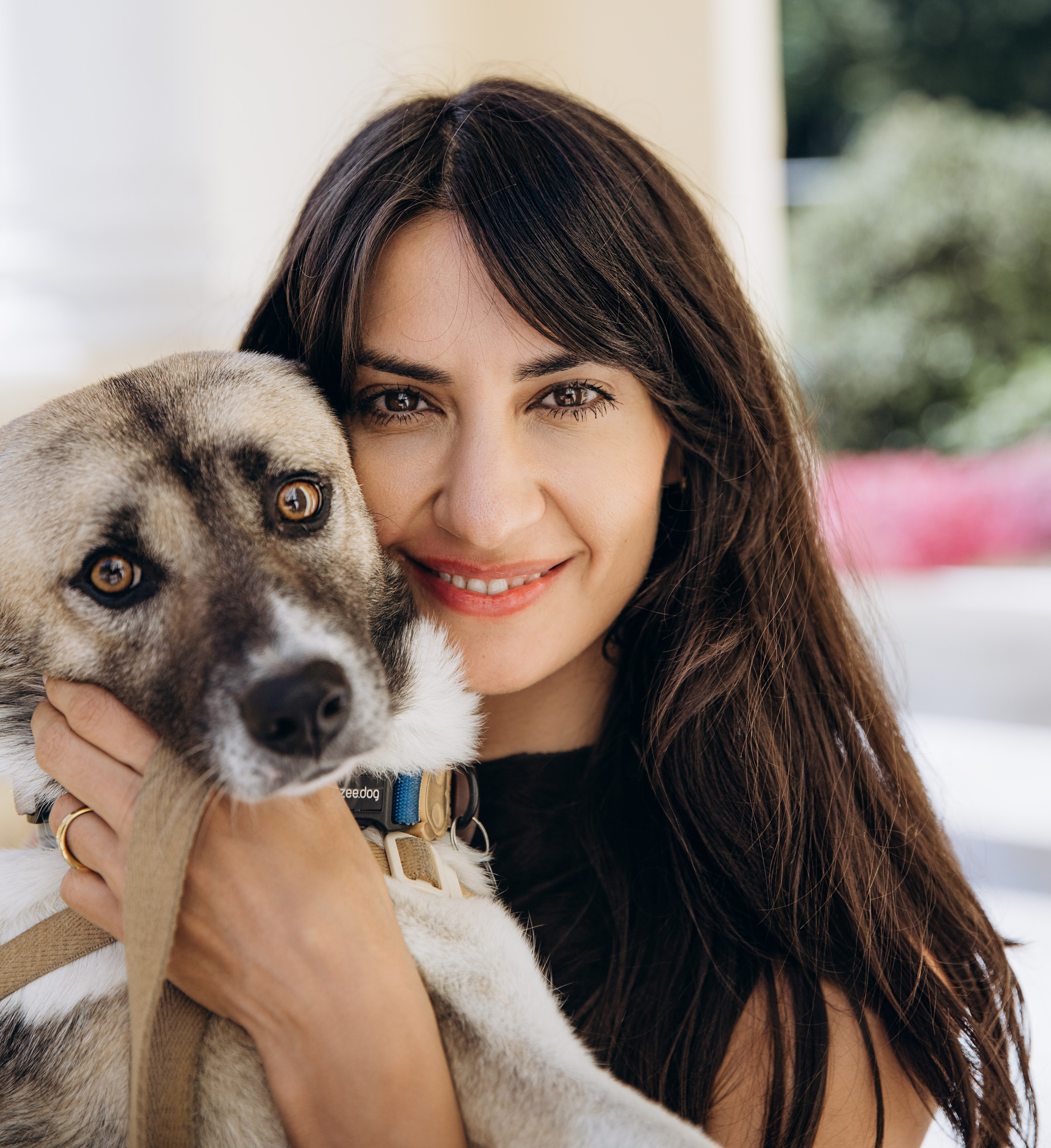 Радостная женщина обнимает свою собаку во время портретной фотосессии при естественном освещении в Барселоне, Испания — теплая и искренняя лайфстайл-фотография, передающая связь между человеком и питомцем, идеально подходит для портретных фотосессий с животными в Барселоне и Испании.