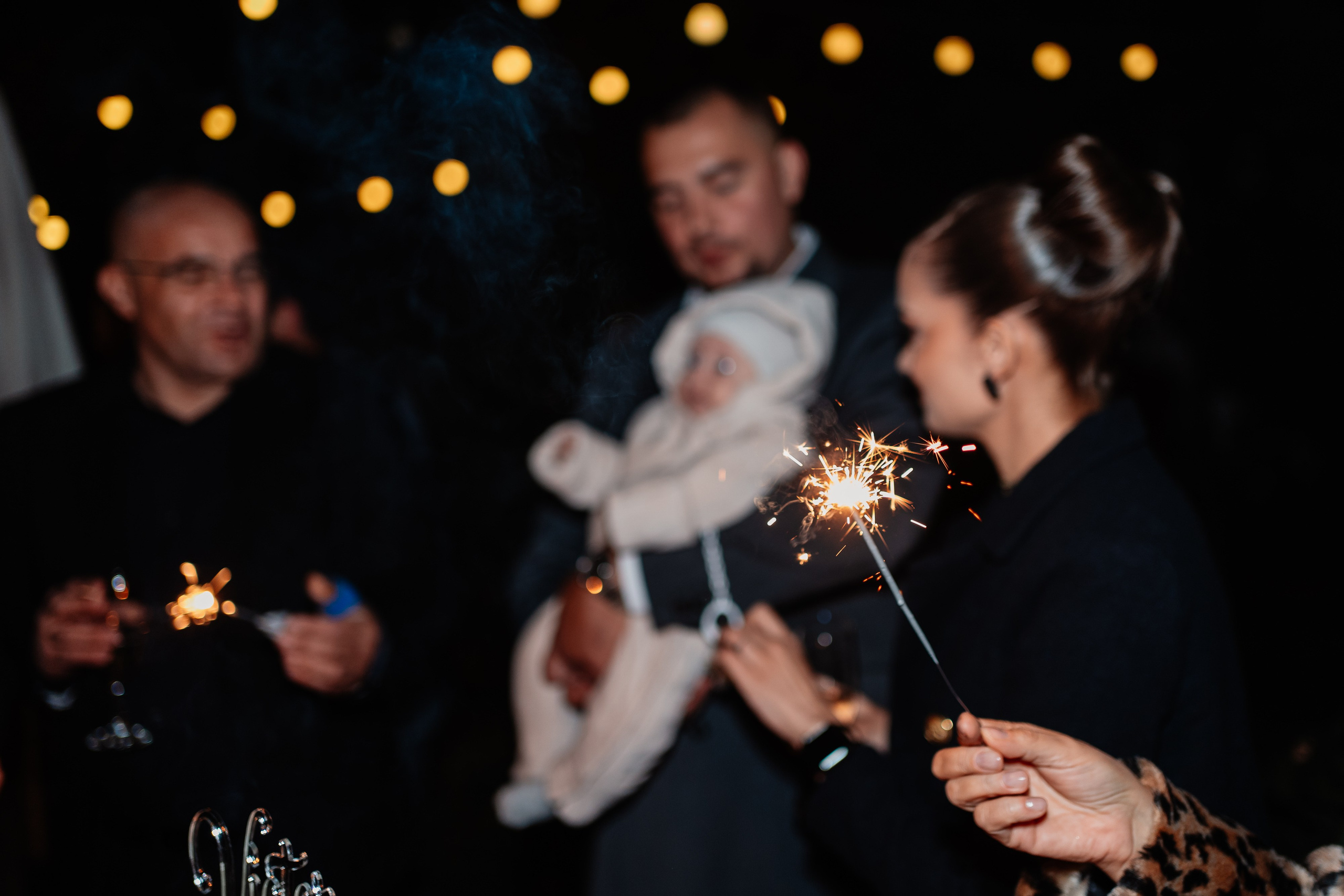 Instantaneu plin de tandrețe dintre părinți și bebeluș în ziua botezului, realizat în Craiova. Fotografie profesională de botez, capturând emoțiile autentice ale familiei într-un decor luminos și cald