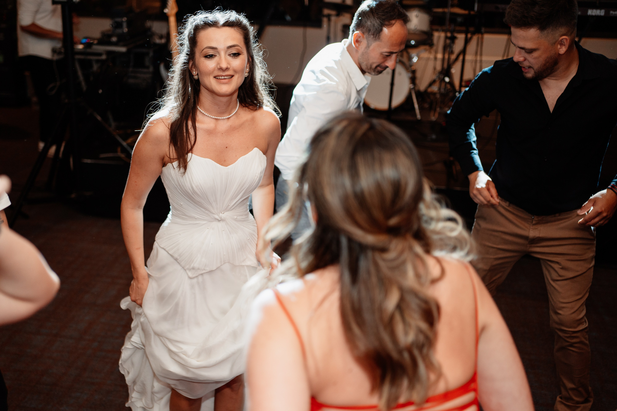 Moment emoționant între miri în ziua nunții, surprins într-un cadru natural și romantic, la Bokka Buftea. Fotografie de nuntă profesională, editată artistic pentru a evidenția emoția și eleganța evenimentului.