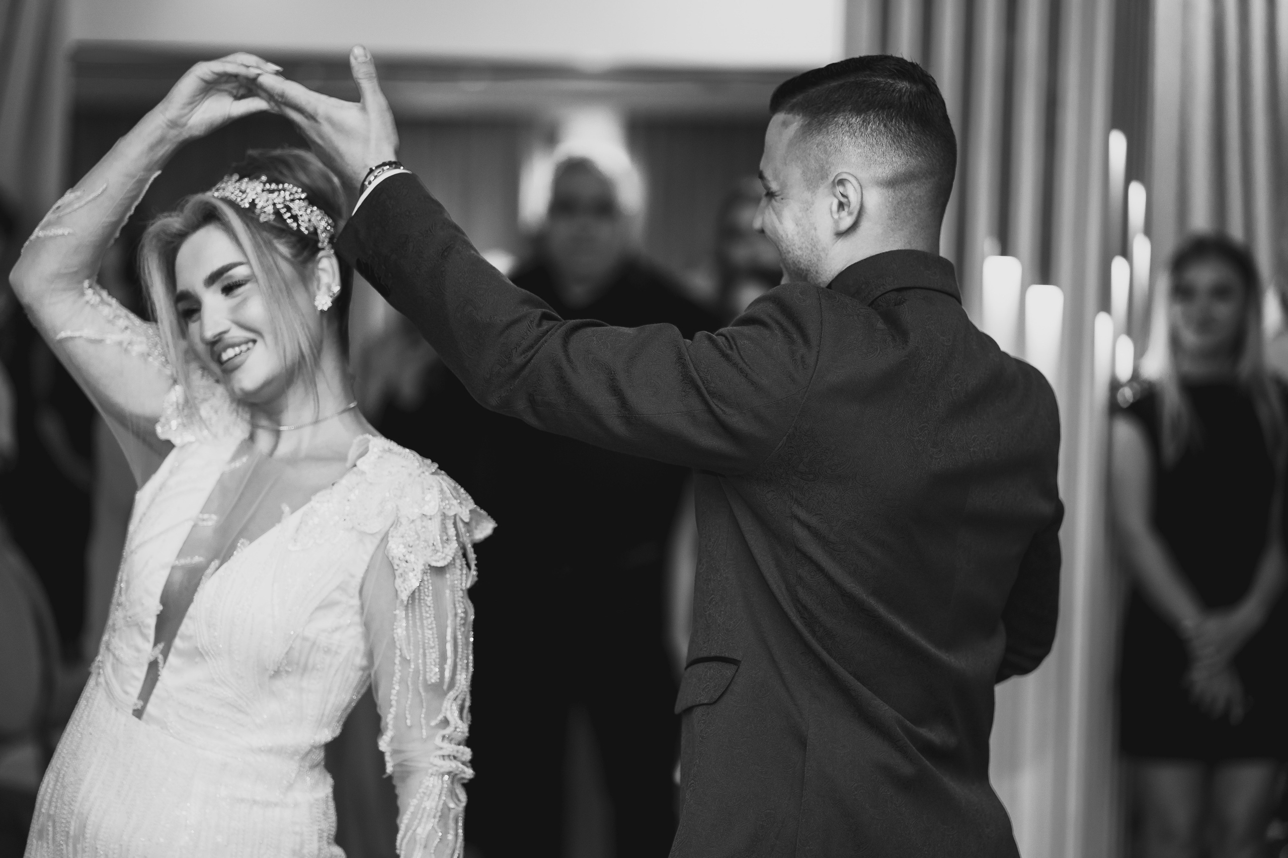 Moment emoționant între miri în ziua nunții, surprins într-un cadru natural și romantic, la Bolintin-Vale. Fotografie de nuntă profesională, editată artistic pentru a evidenția emoția și eleganța evenimentului.