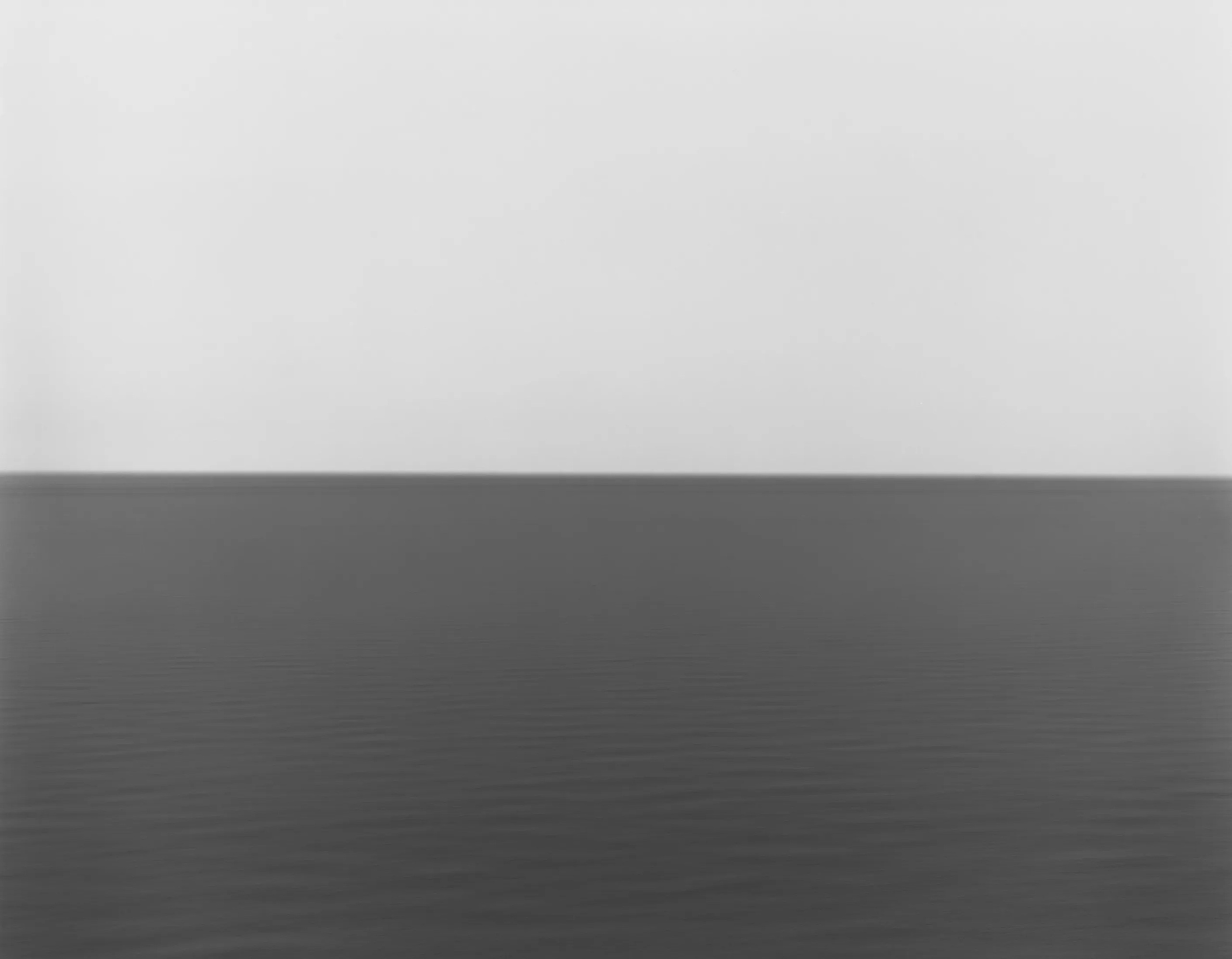 Длительные экспозиции стирают движение: море превращается в ровную горизонталь, а целый фильм — в один ослепительно белый кадр. Время исчезает в длительности.