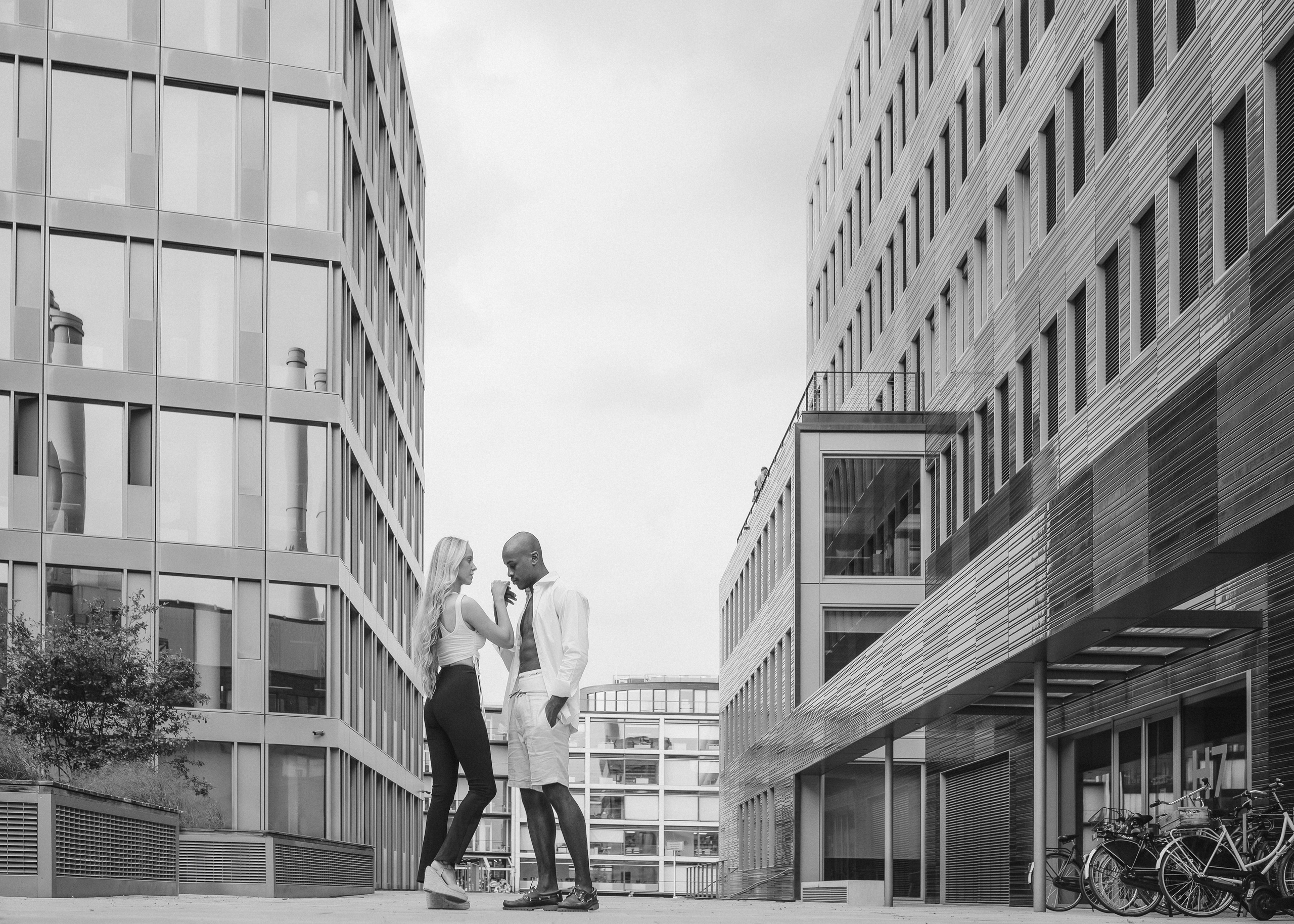 Love Story Münster Haven. Schwarz-weiß Fotografie in Münster. Fotografin Viktoria Roschen