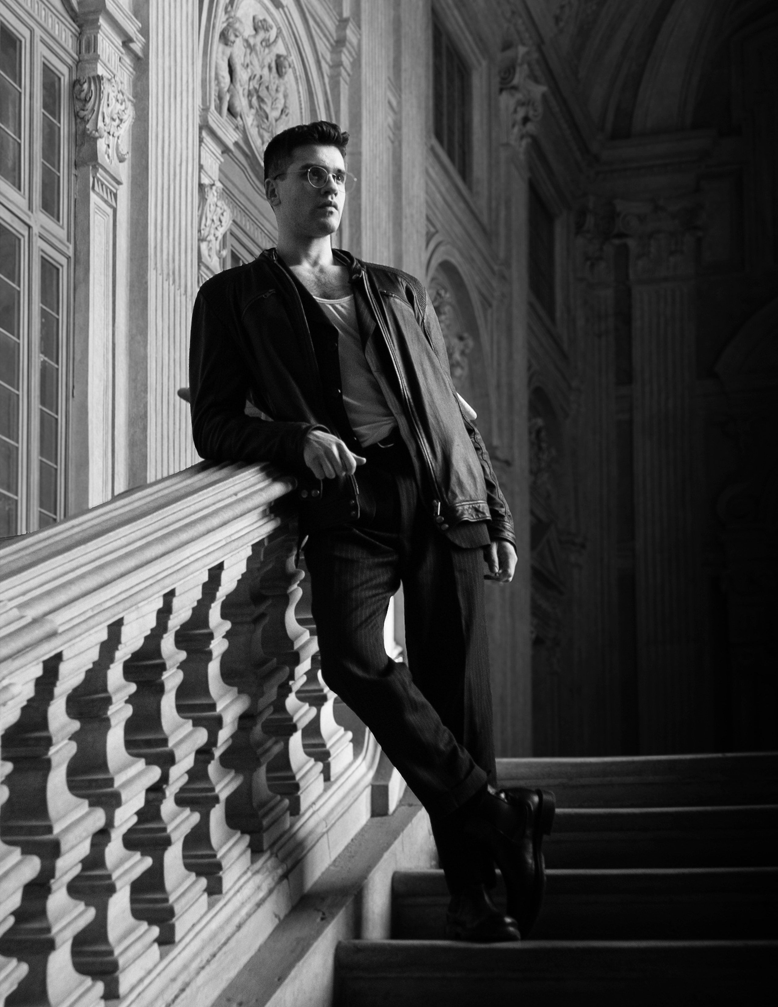 Ein monochromes Editorial-Shooting mit einem Mann in einem historischen Schloss. Anastasiia Kalinkina — Fotografin in Berlin