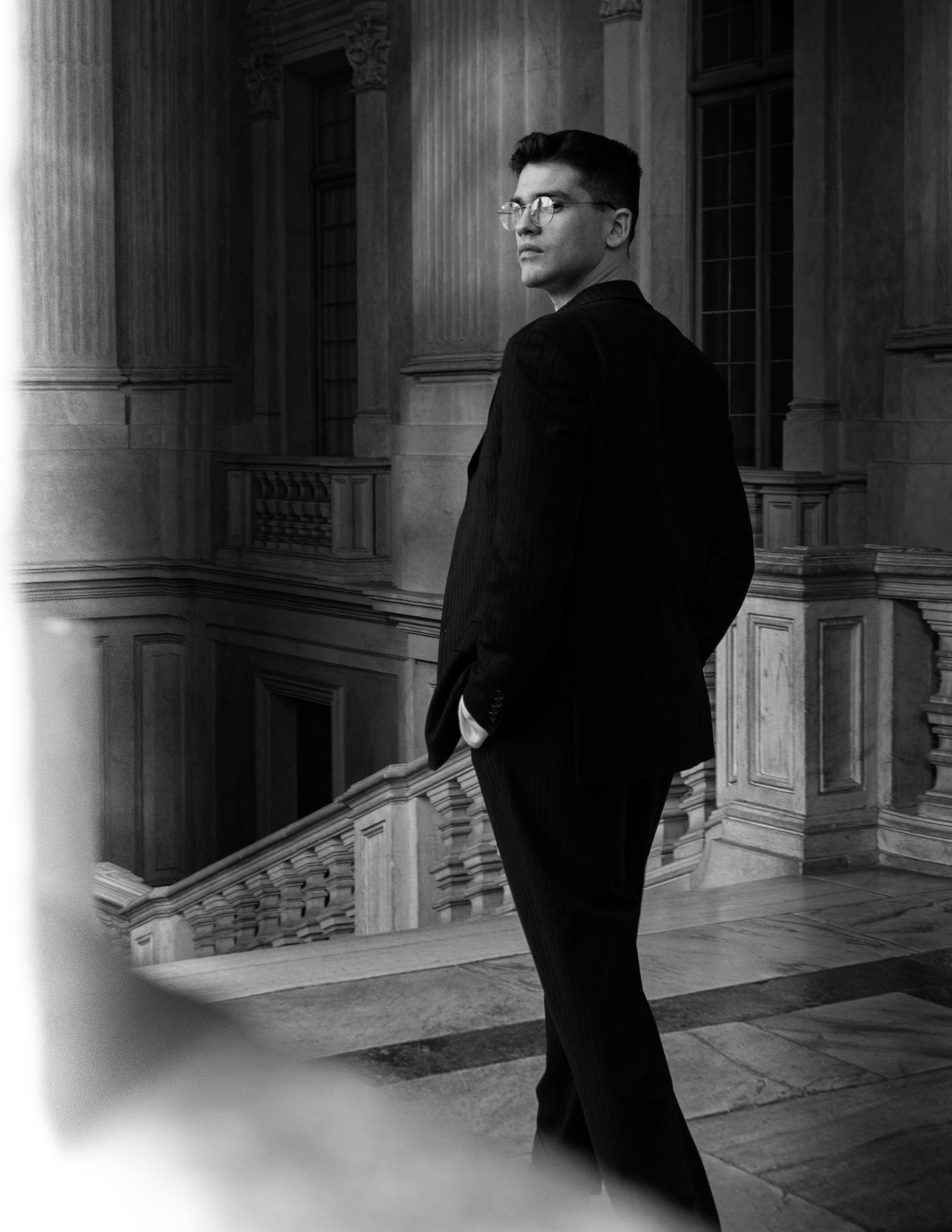 Ein monochromes Editorial-Shooting mit einem Mann in einem historischen Schloss. Anastasiia Kalinkina — Fotografin in Berlin
