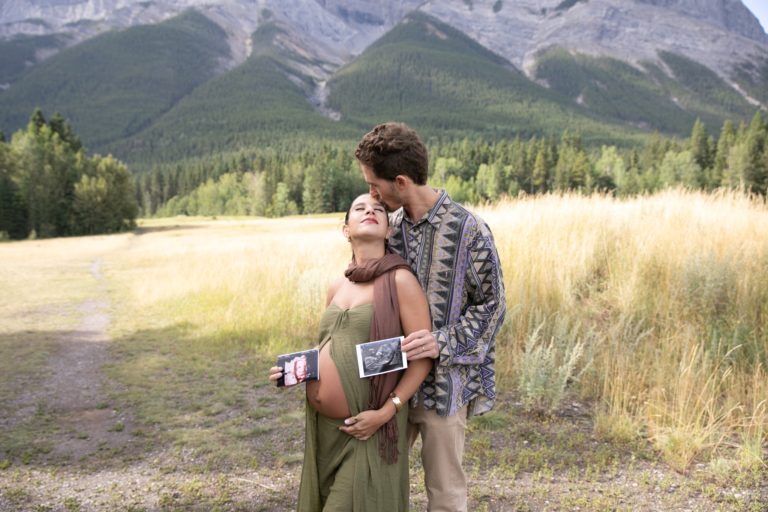 Maternity Photos — Canmore — Daniella. Fotografía accesible en Calgary