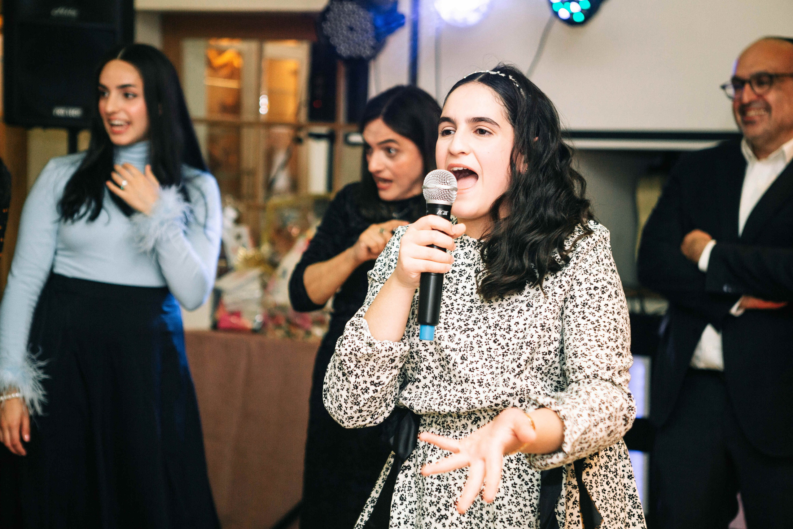 PARTY IN A RESTAURANT WITH THE WHOLE FAMILY. Https://shi-photo.com/