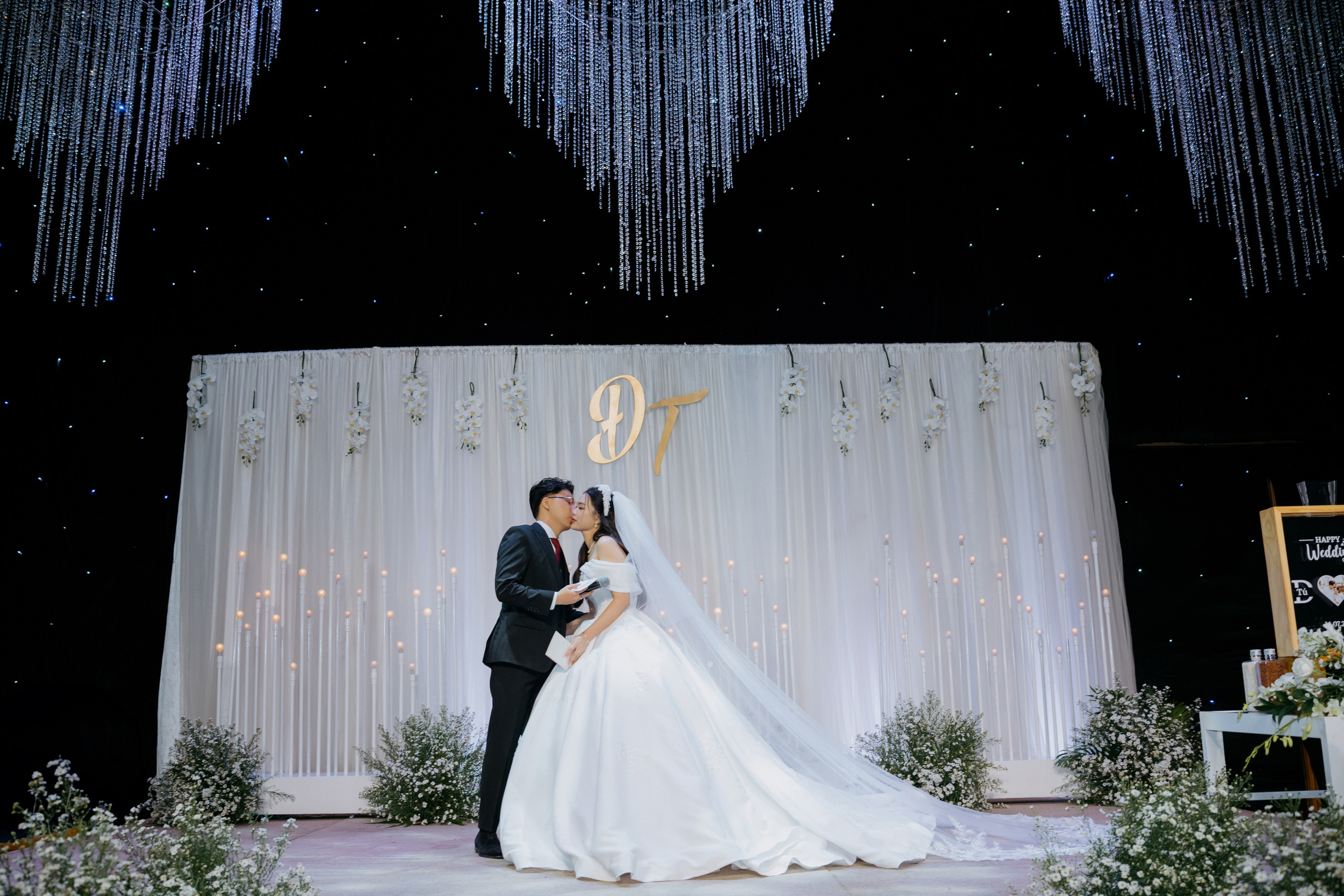 DAT & TU / Wedding Party. Saigon Wedding Present | Art Beyond Moments