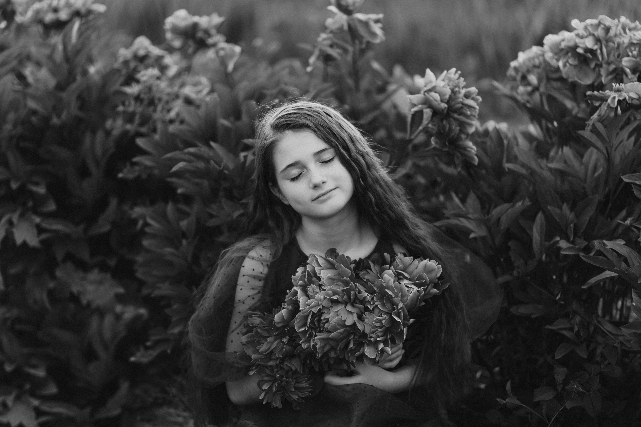 Junges Mädchen in einem Blumenfeld. Schwarz-weiß Fotografie in Münster. Fotografin Viktoria Roschen