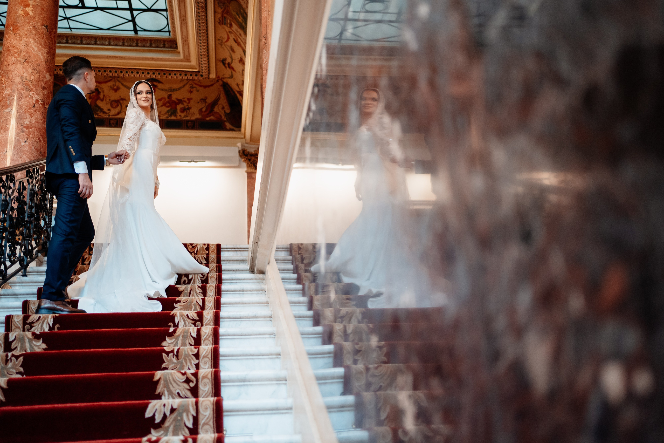 Moment emoționant între miri în ziua nunții, surprins într-un cadru natural și romantic, la Reina Events. Fotografie de nuntă profesională, editată artistic pentru a evidenția emoția și eleganța evenimentului.