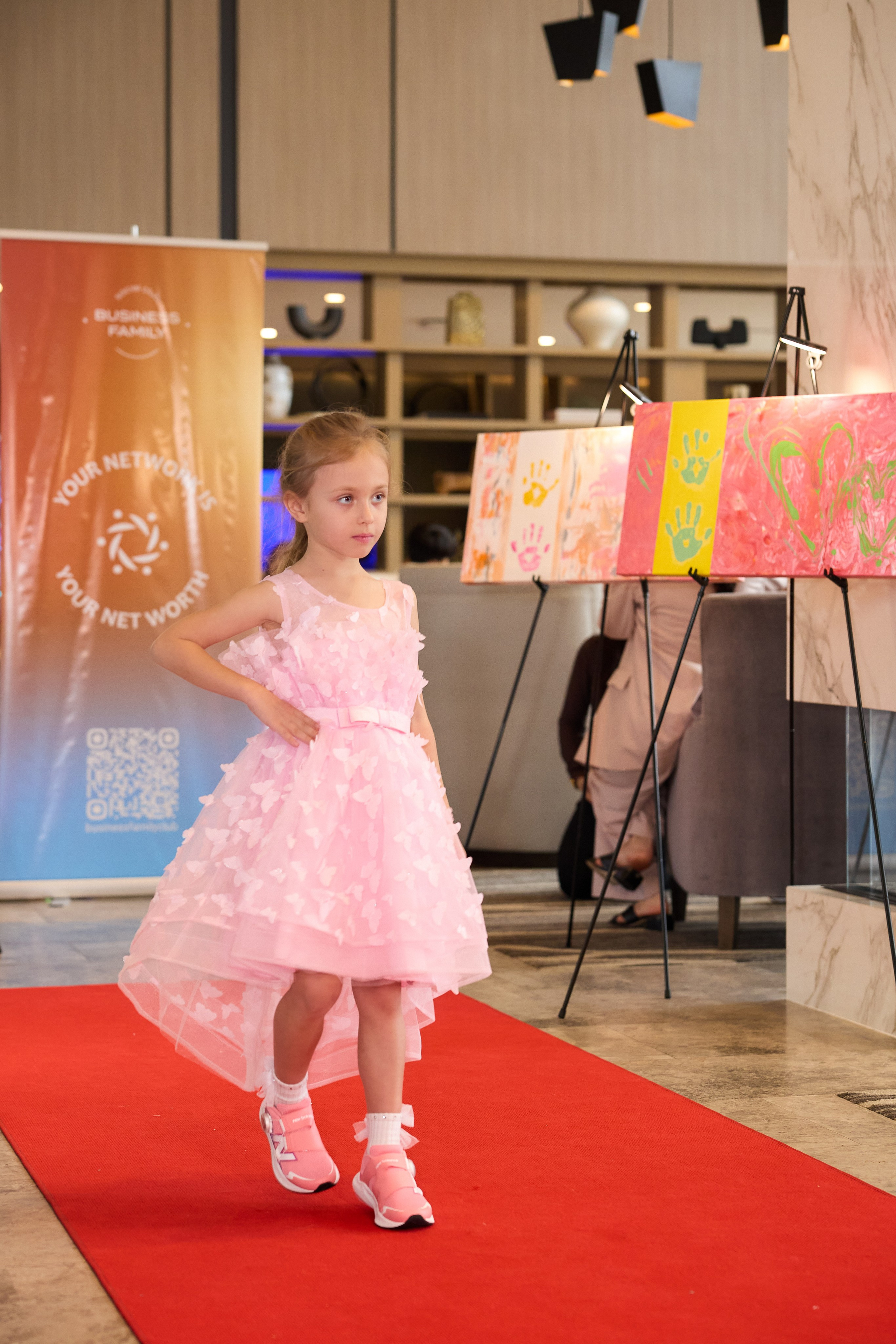 Авторская благотворительная художественная выставка Дианы Бортник. Фотограф Юлия Маковеева