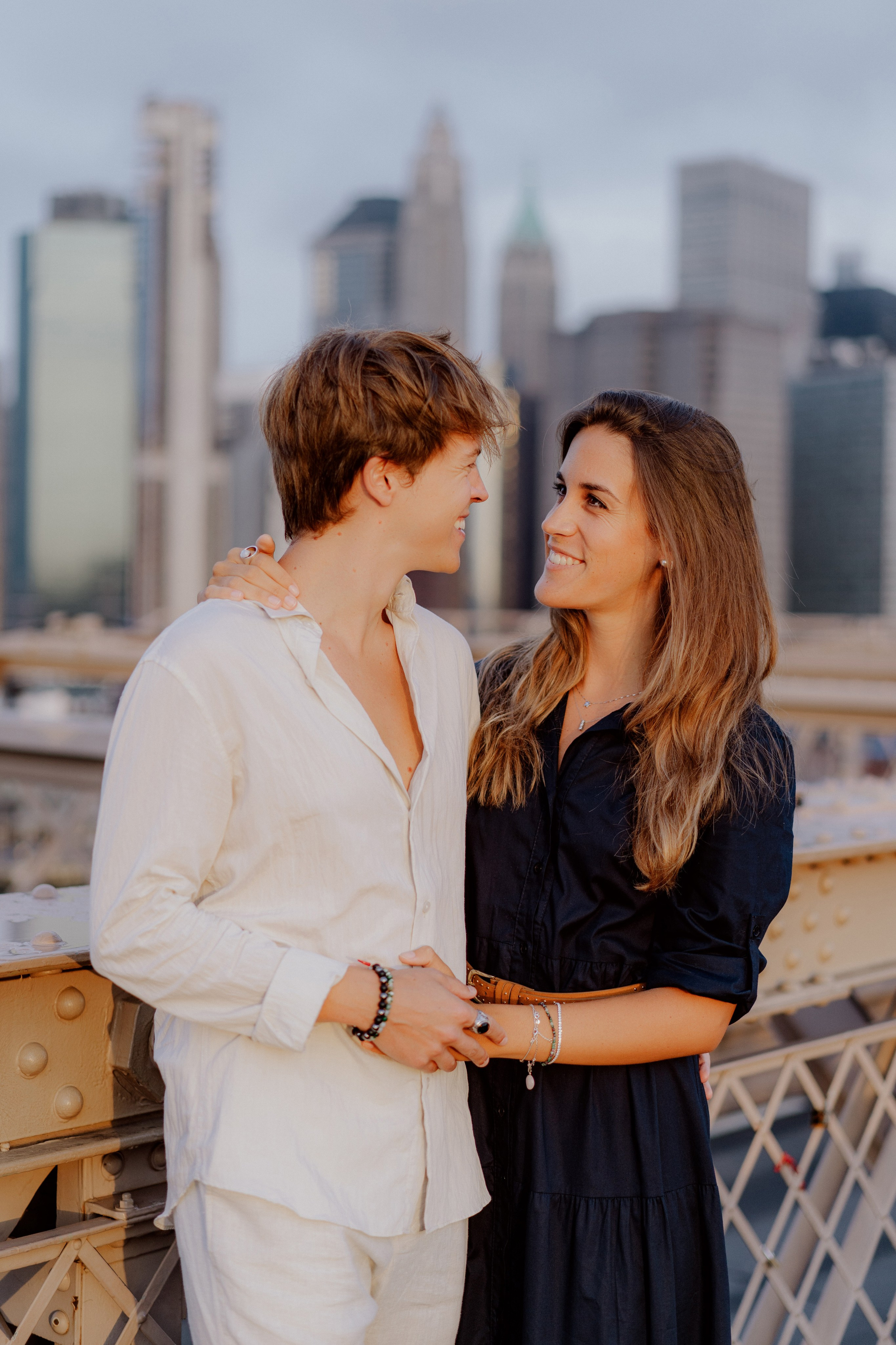 Couple in Dumbo and on the Brooklyn Bridge. Videographer and photographer in New York // MAKAROV.VIDEO