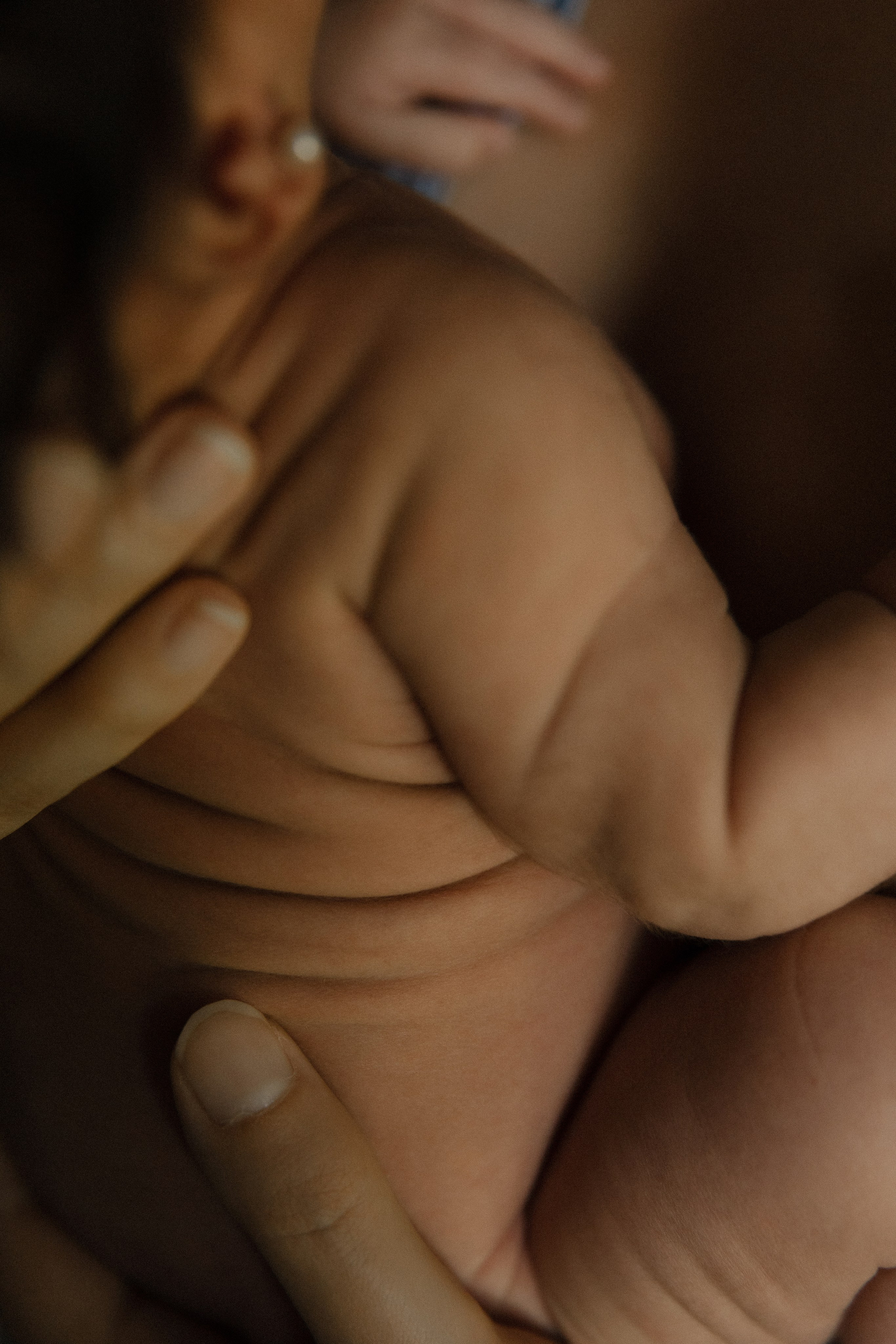 Sesión en casa con recién nacido y mamá — Dulzura y momentos reales. Photographer in Santiago, Chile Anna Almazova