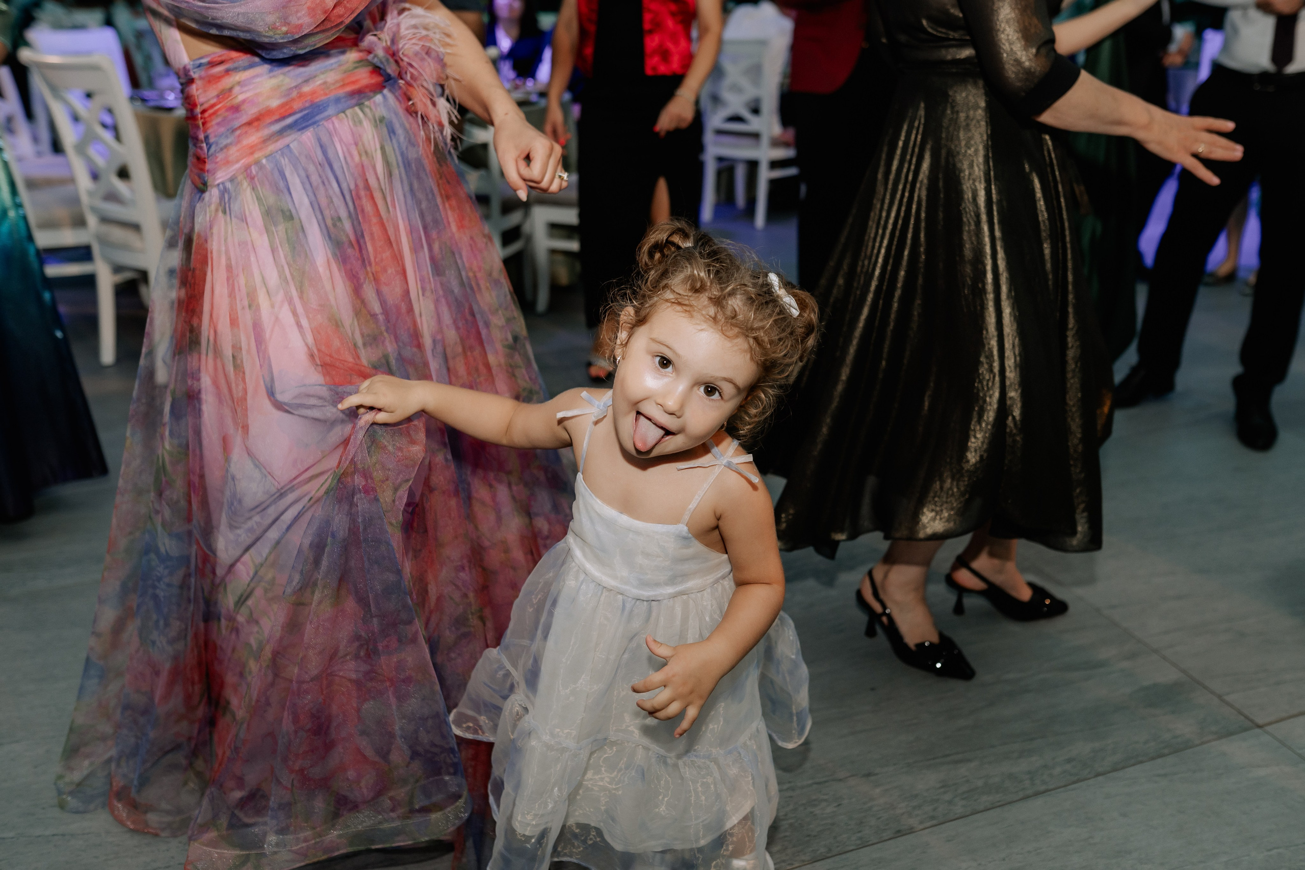 Cununie civila in aer liber , artificii de zi colorate , decor nunta , nunta la Hotel Traian. Proud Vision Weddings | Wedding Photography & Film — Servicii profesionale Foto Video Nunta Iasi