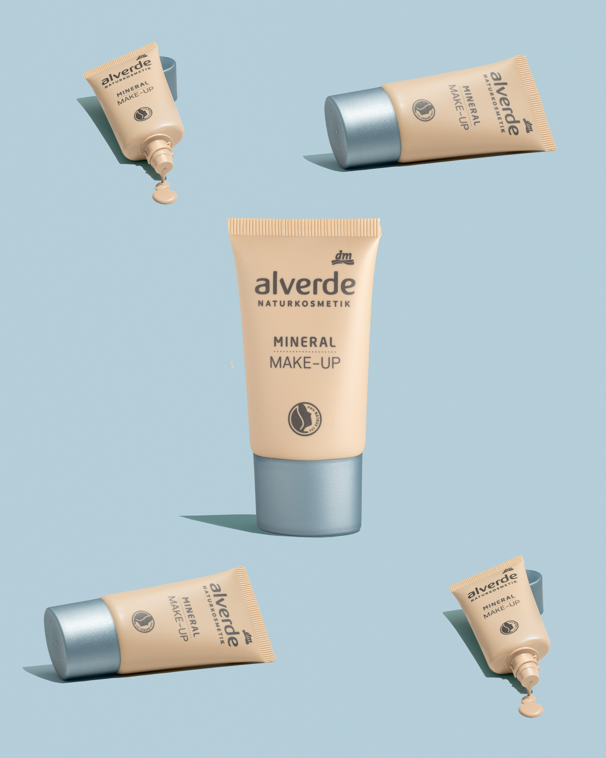 Komposition von Make-up Foundation, Content-Fotografie für Social Media, Banner, Webseiten und Werbekampagnen