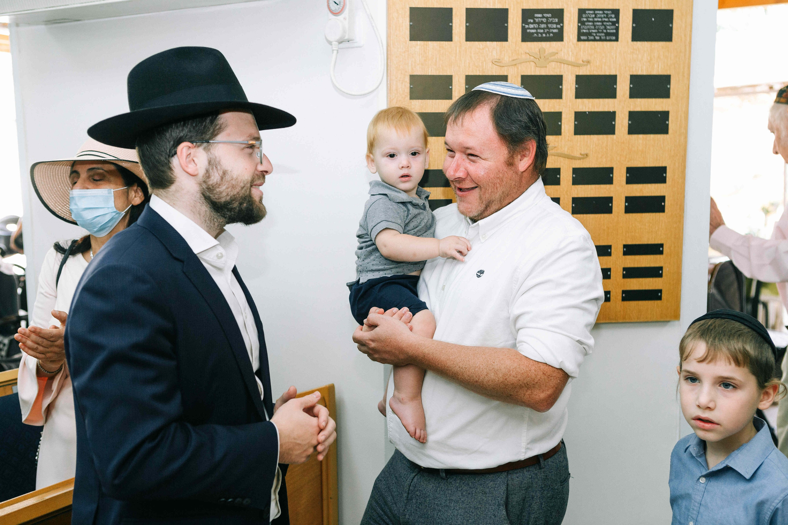 BRITH MILA IN THE SMALL SYNAGOGUE. PHOTOGRAPHER IN ISRAEL