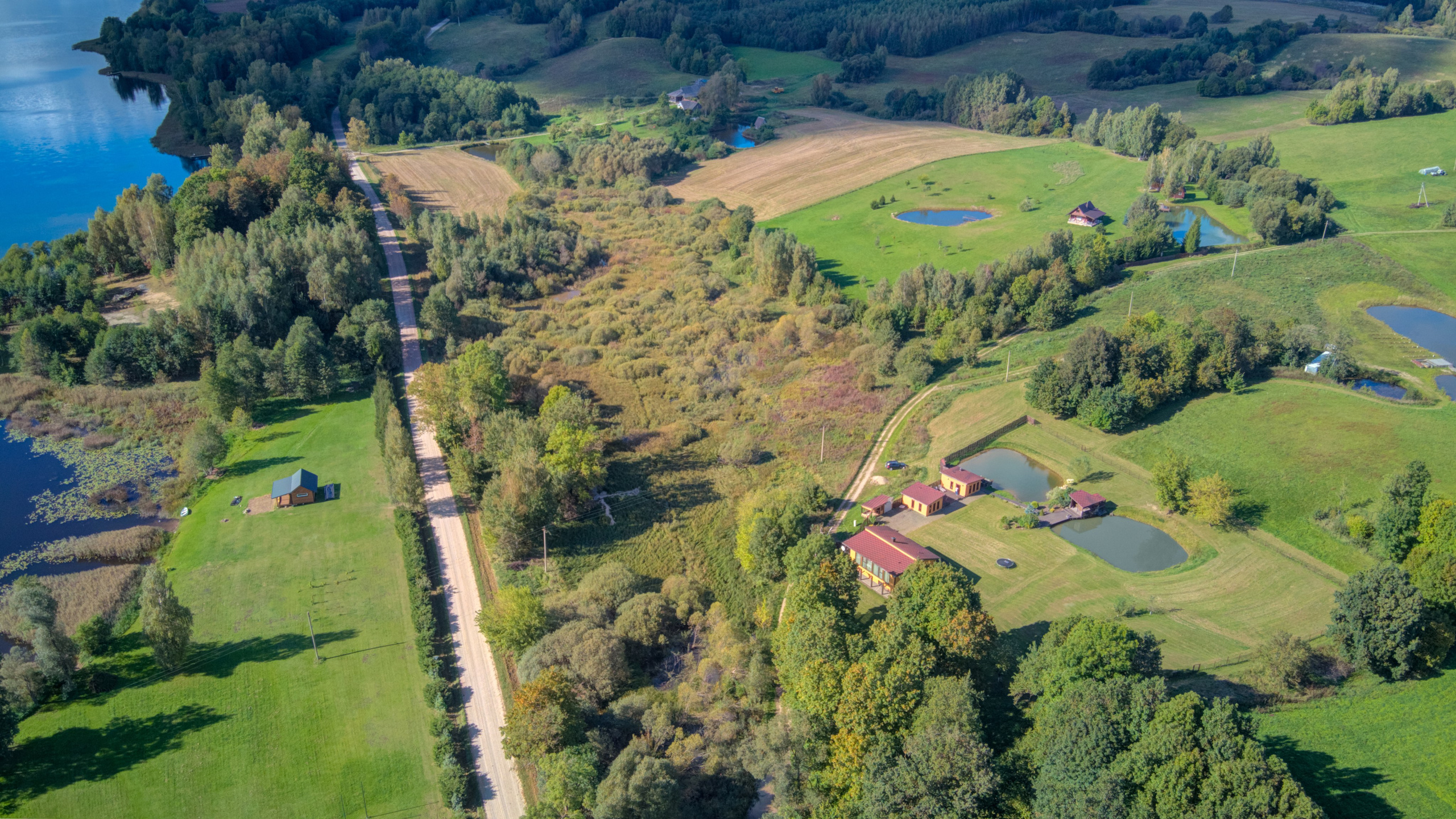 Sadyba Vinliaus r. prie ežero. Elina Sapiega fotografė Vilniuje