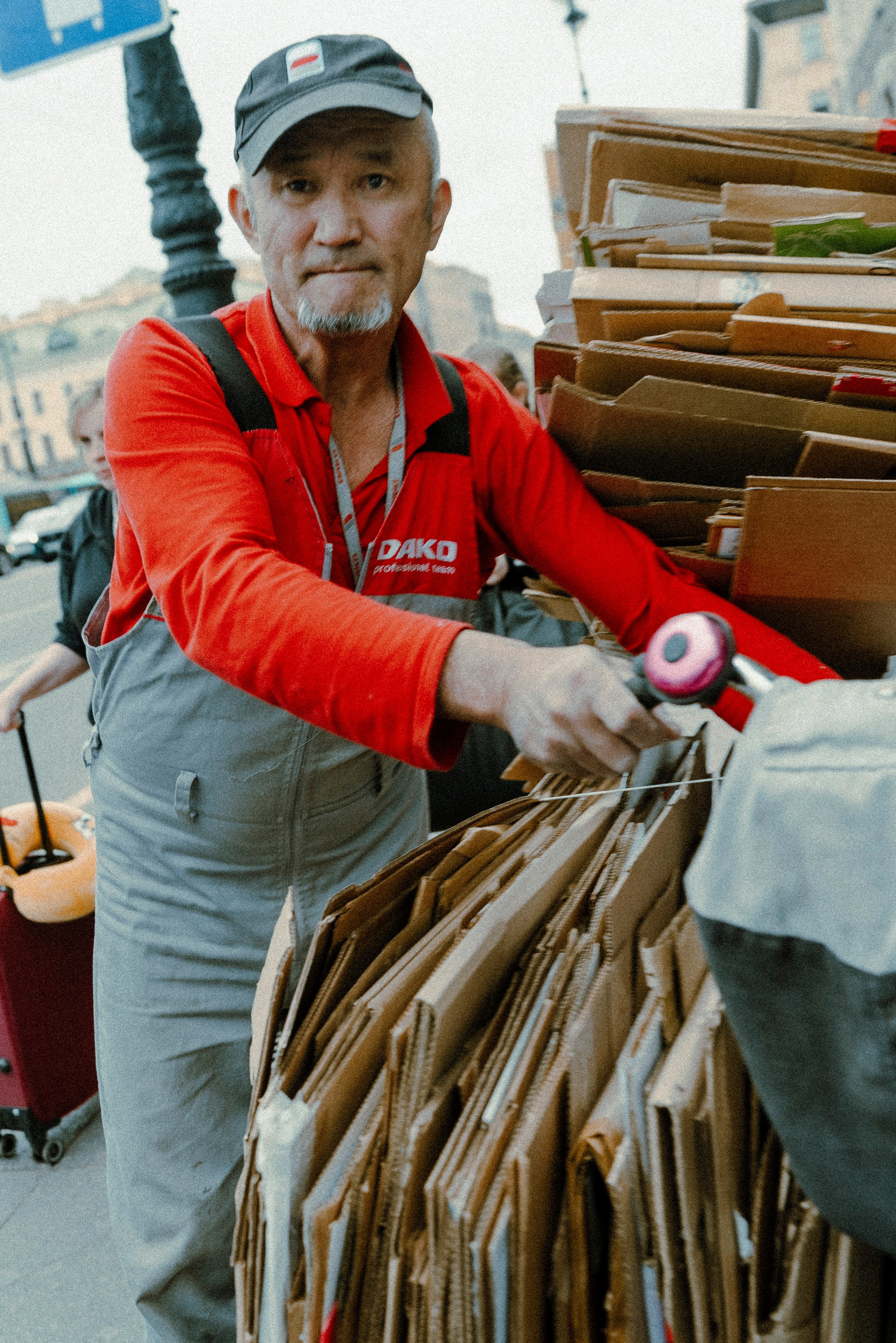 2025. Стрит-фотография, полная абсурда, идиотизма и красоты