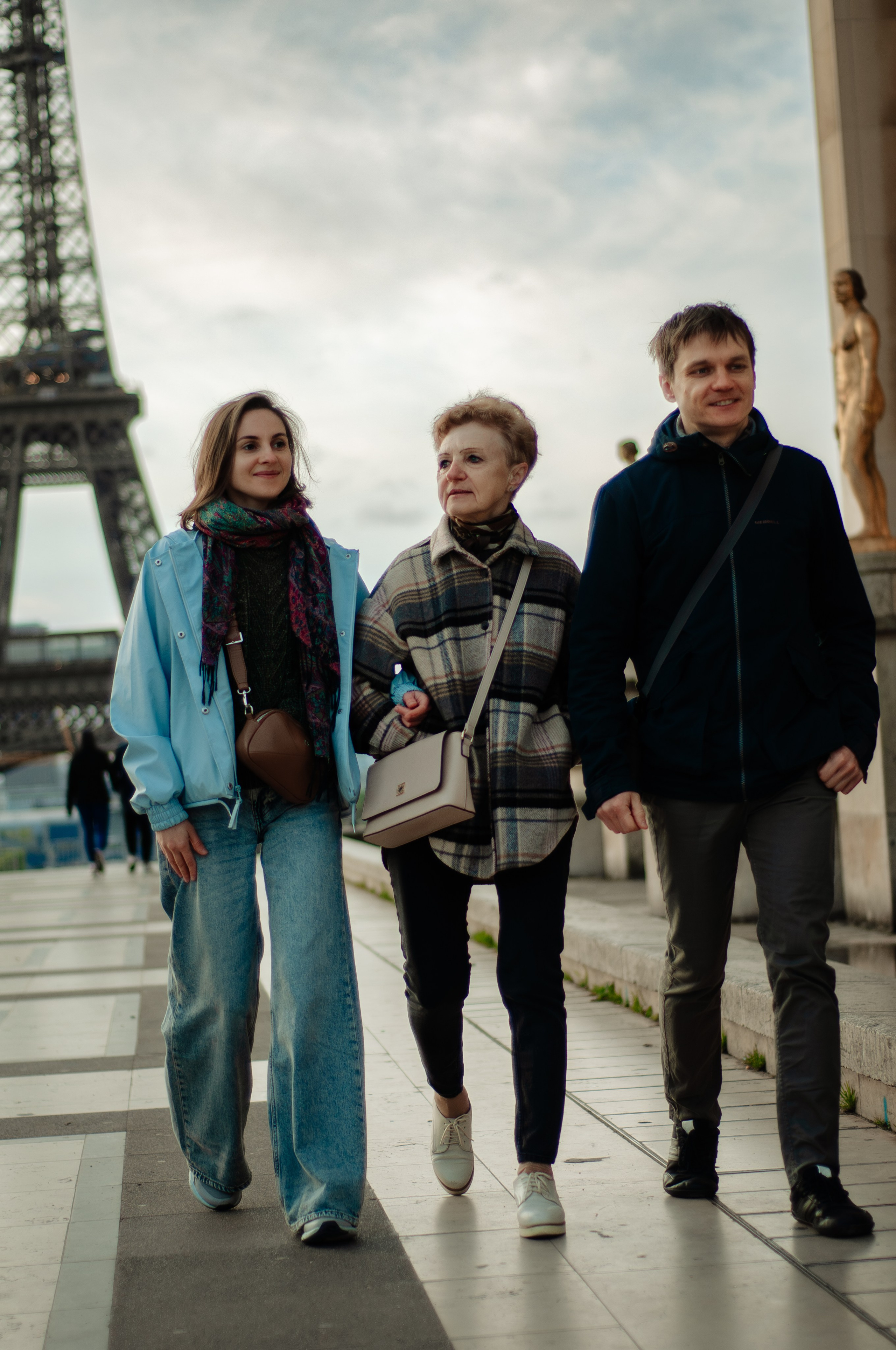 Family photoshoot at the Trocadero. Paris photographer — Polina Osipova
