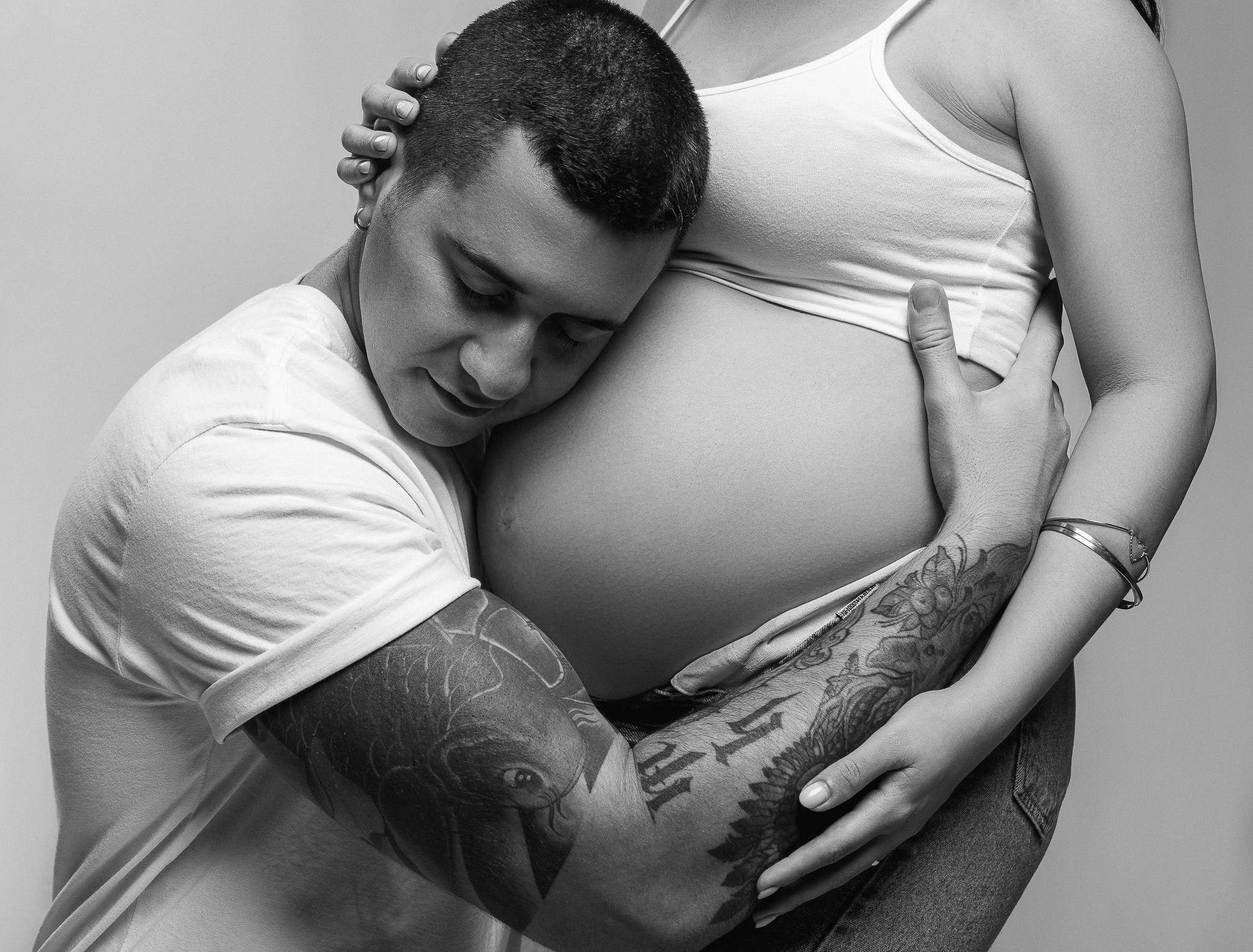 ensaio-gestante-mayara-estudio-sao-miguel-dos-campos-al-silhueta-barriga-arcerada-pai-abraço-carinhoso