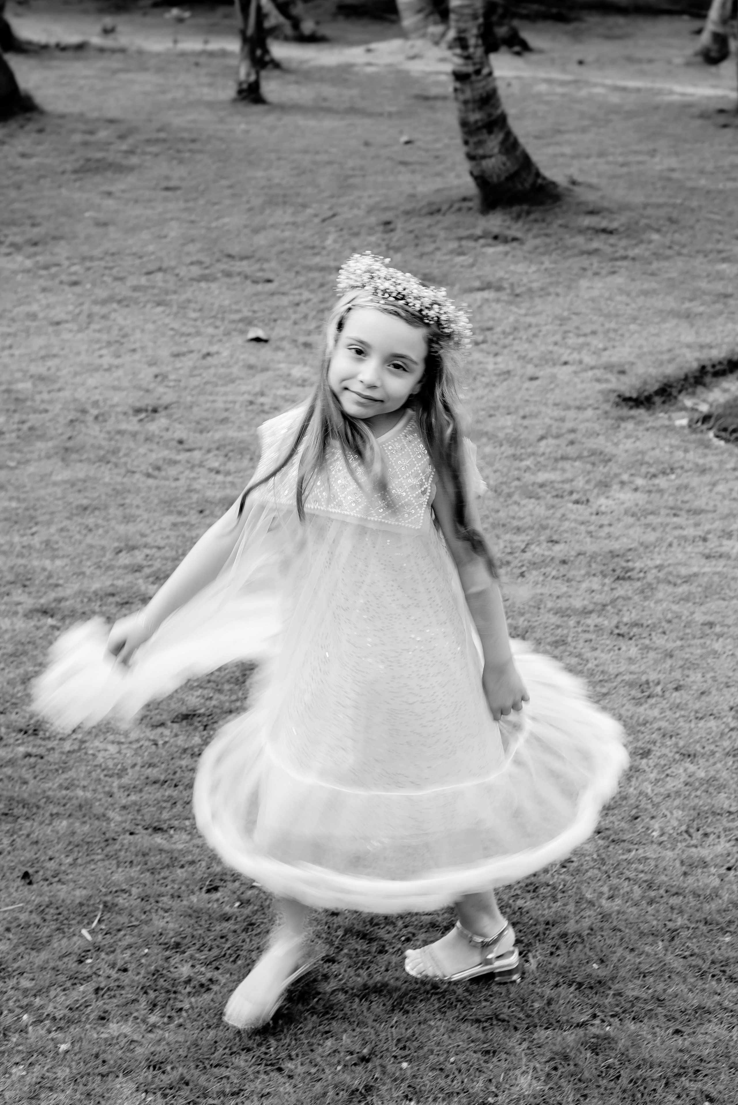 Novia corriendo en playa tropical con vestido blanco, boda de playa en Santa Marta naturista