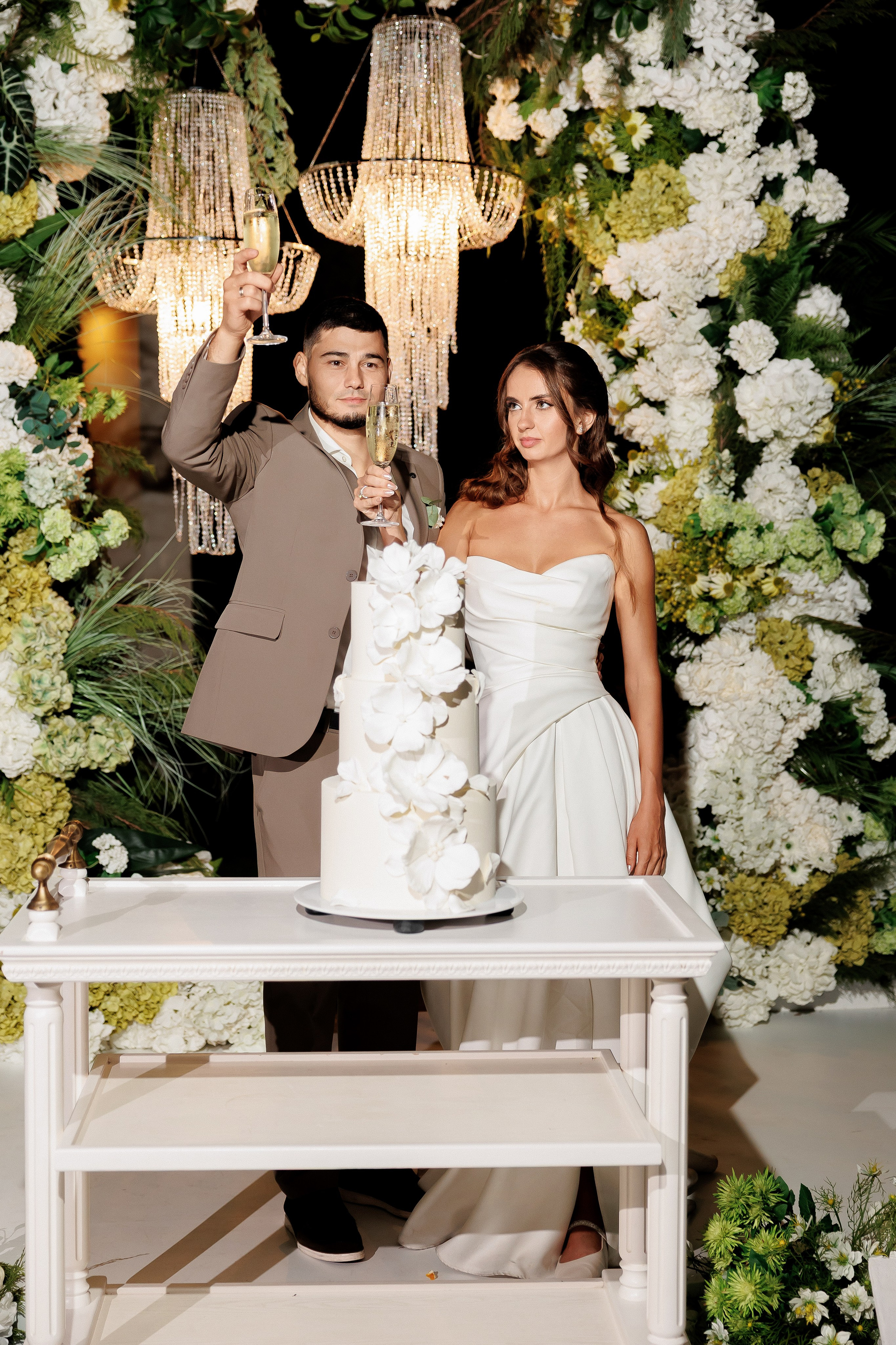 Eugen & Livia — Grand Elysee — Wedding Day. Servicii Foto și Video 067188353