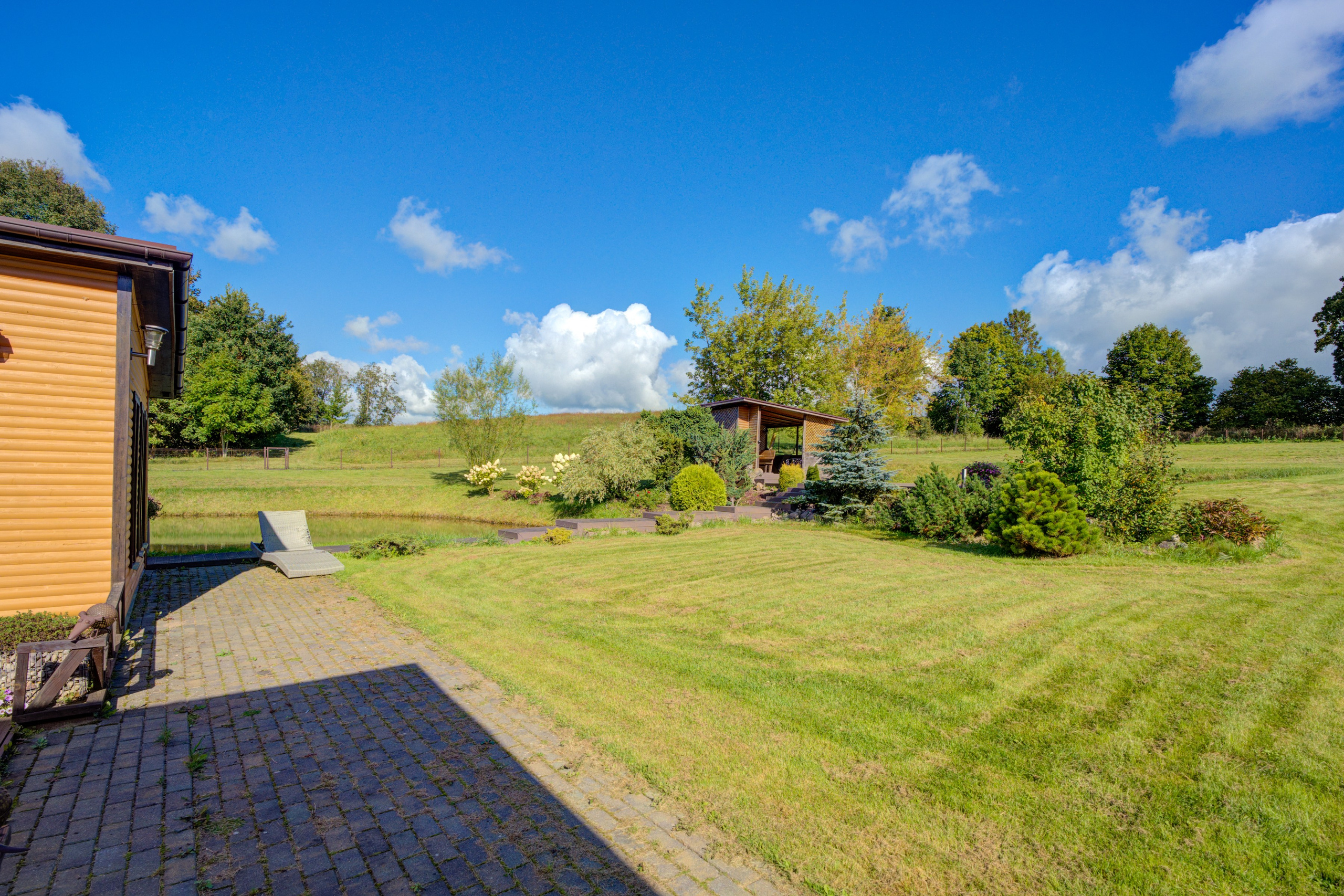 Sadyba Vinliaus r. prie ežero. Elina Sapiega fotografė Vilniuje