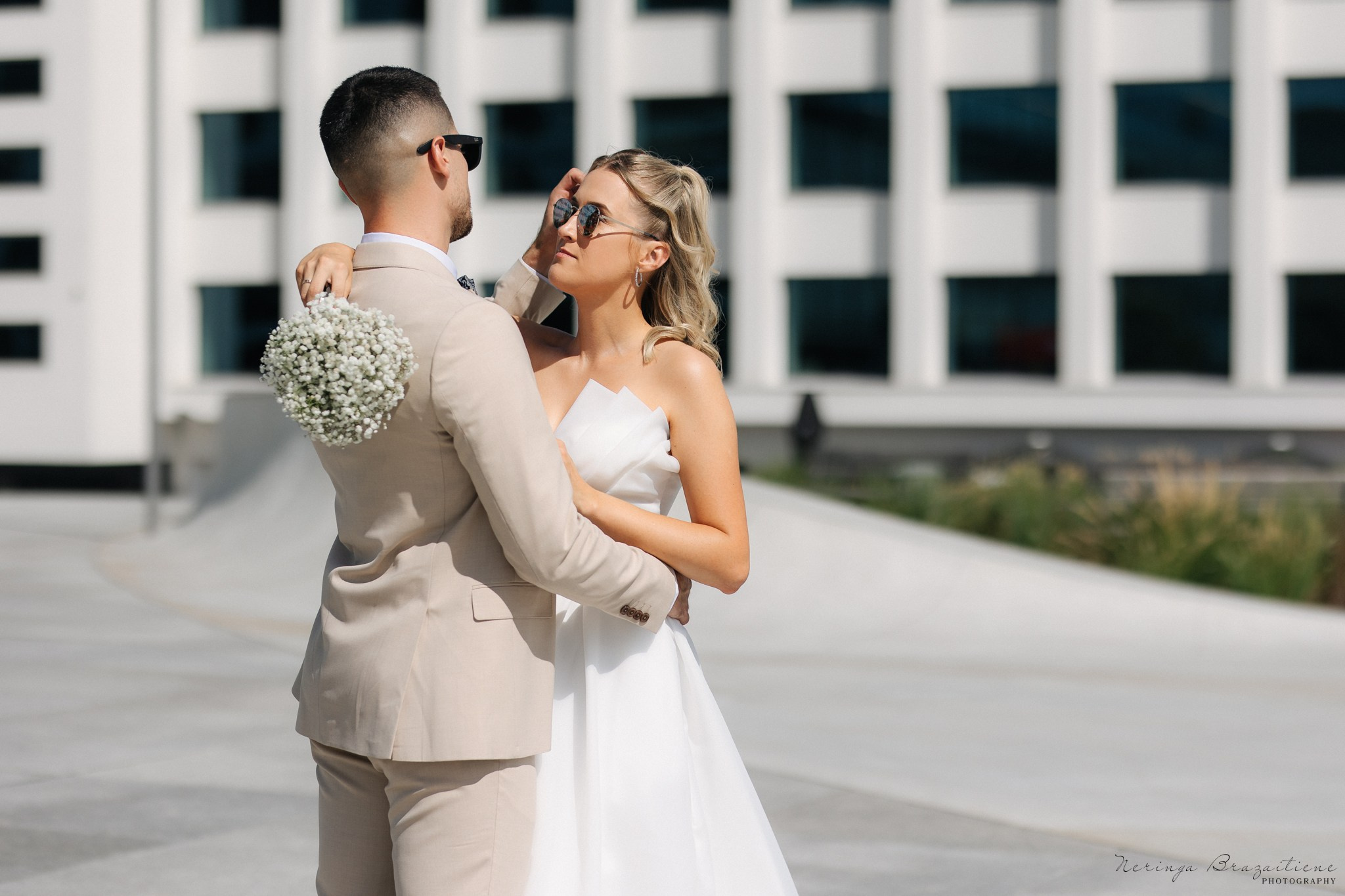 Vestuvinė fotosesija Kaune, Vienybės aikštėje, prie Lietuvos banko