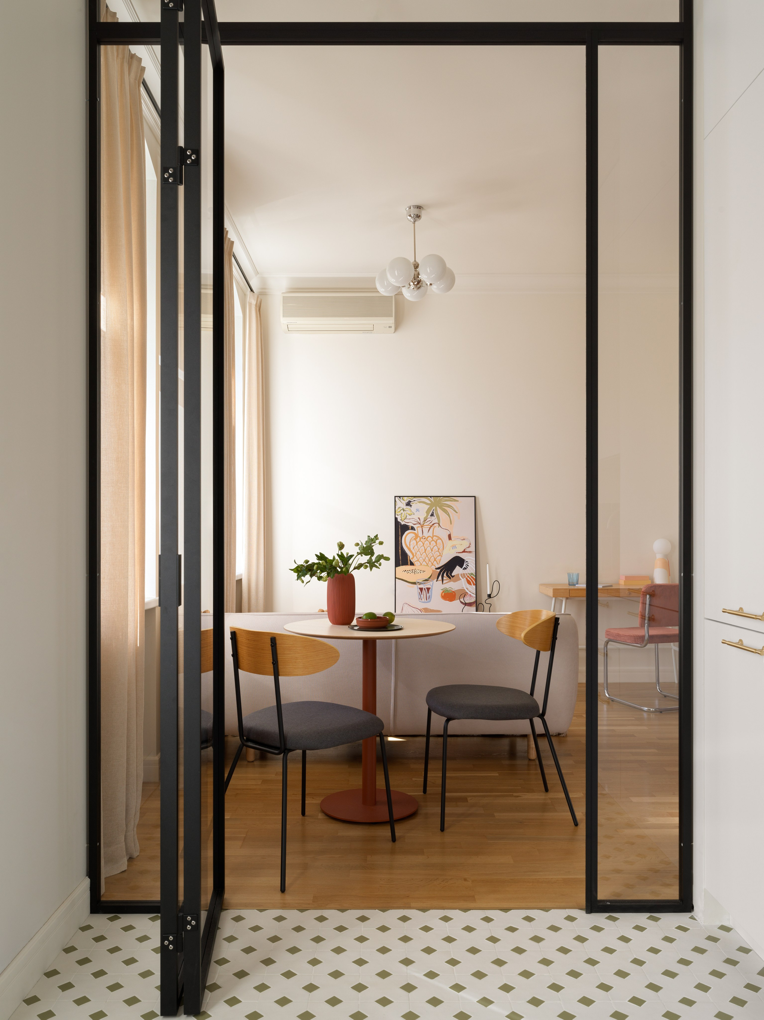 Стеклянная перегородка гармошка в лофт стиле между кухней и гостиной.