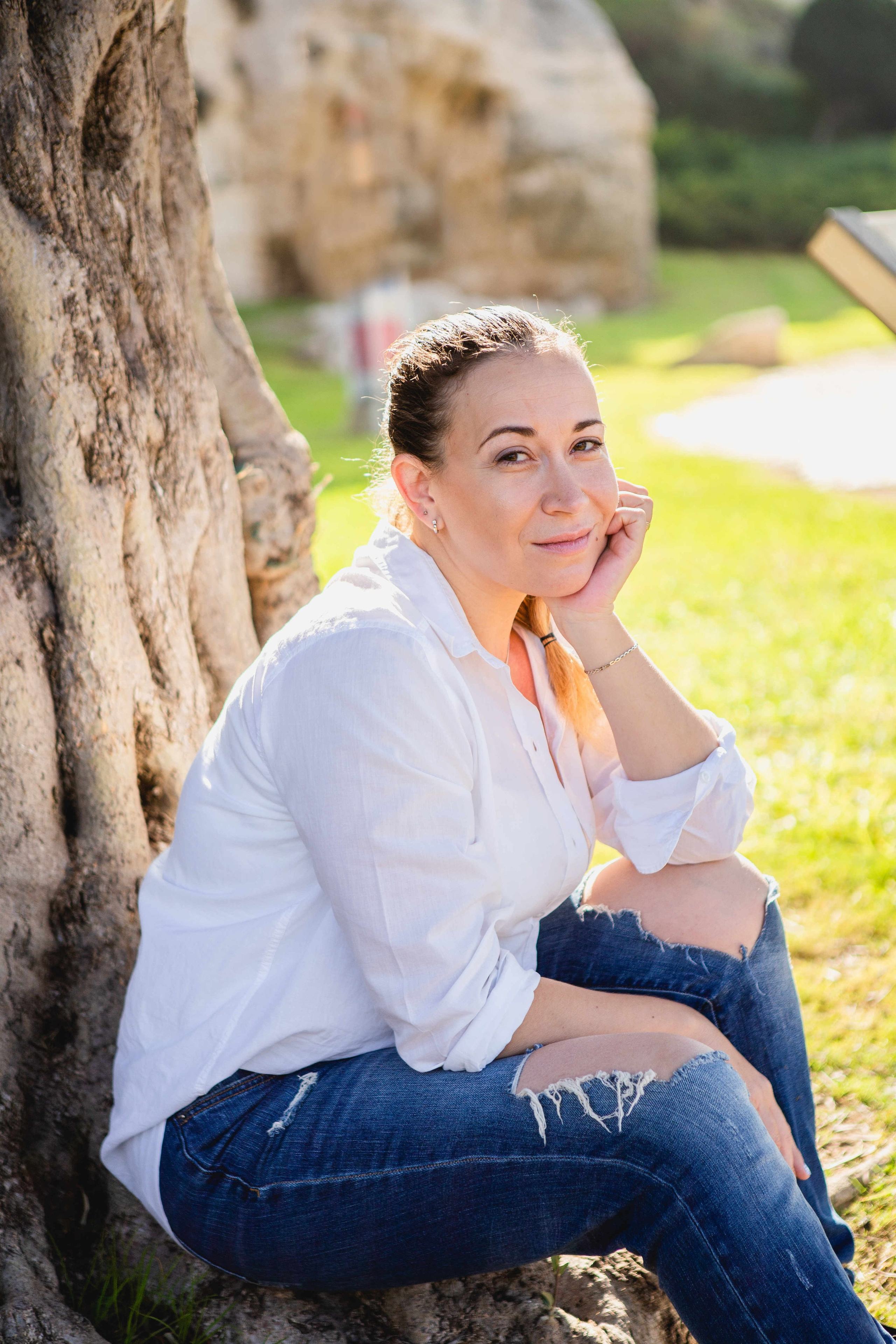 AT THE WALLS OF THE OLD CITY. PHOTOGRAPHER IN ISRAEL