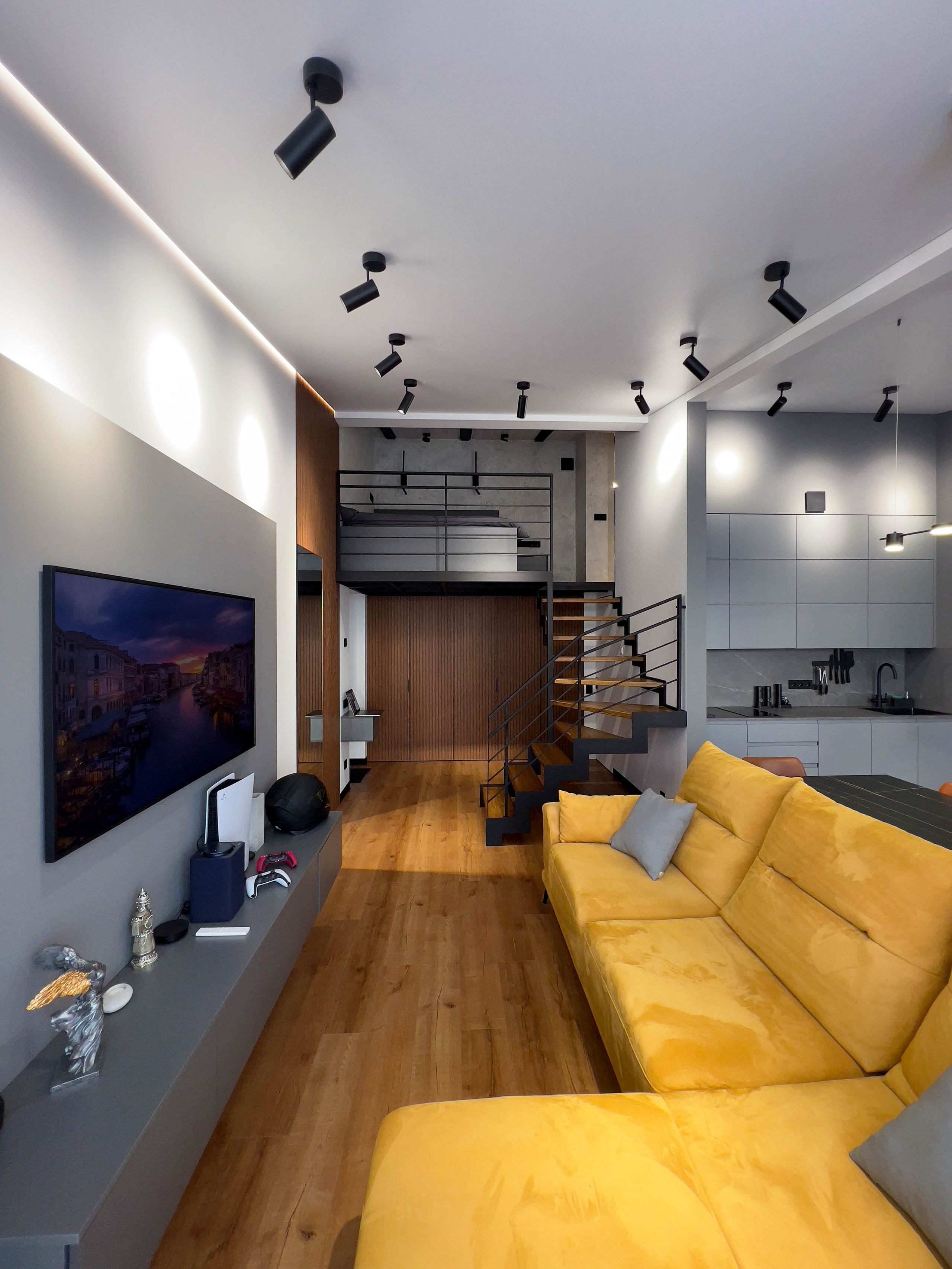 The apartment is on two levels. Fotograf Dmitrii Donets