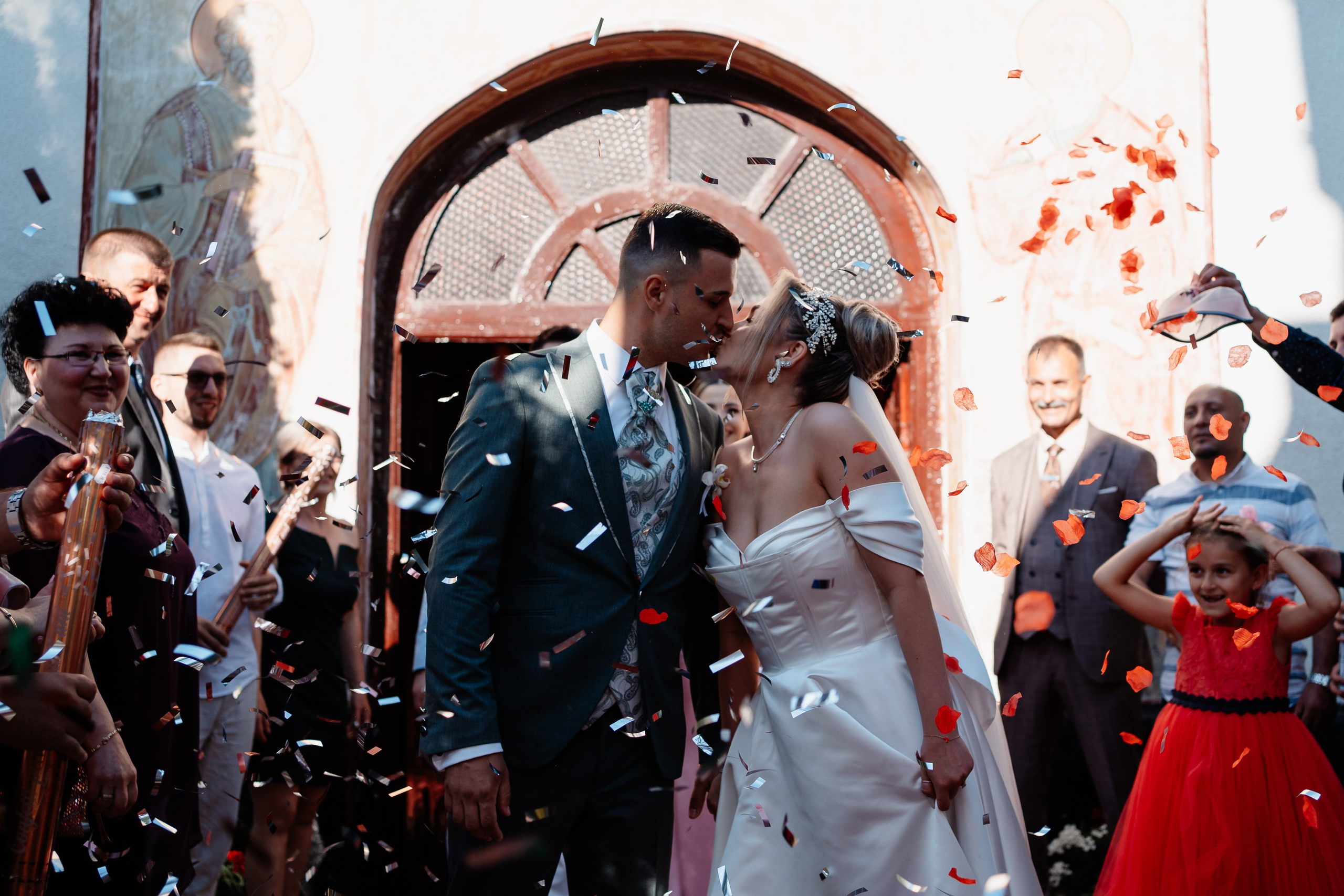 Moment emoționant între miri în ziua nunții, surprins într-un cadru natural și romantic, la Bolintin-Vale. Fotografie de nuntă profesională, editată artistic pentru a evidenția emoția și eleganța evenimentului.