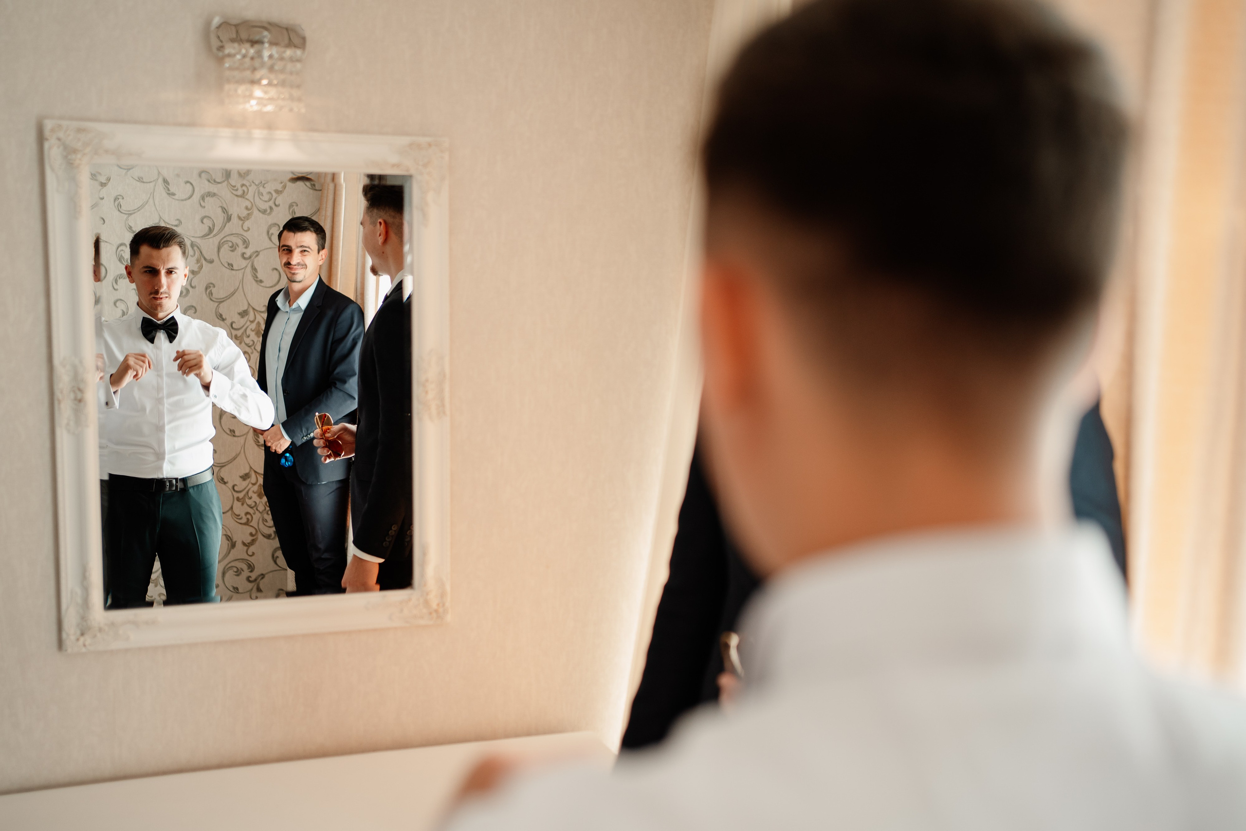 Moment emoționant între miri în ziua nunții, surprins într-un cadru natural și romantic, la Drobeta Turnu Severin. Fotografie de nuntă profesională, editată artistic pentru a evidenția emoția și eleganța evenimentului.