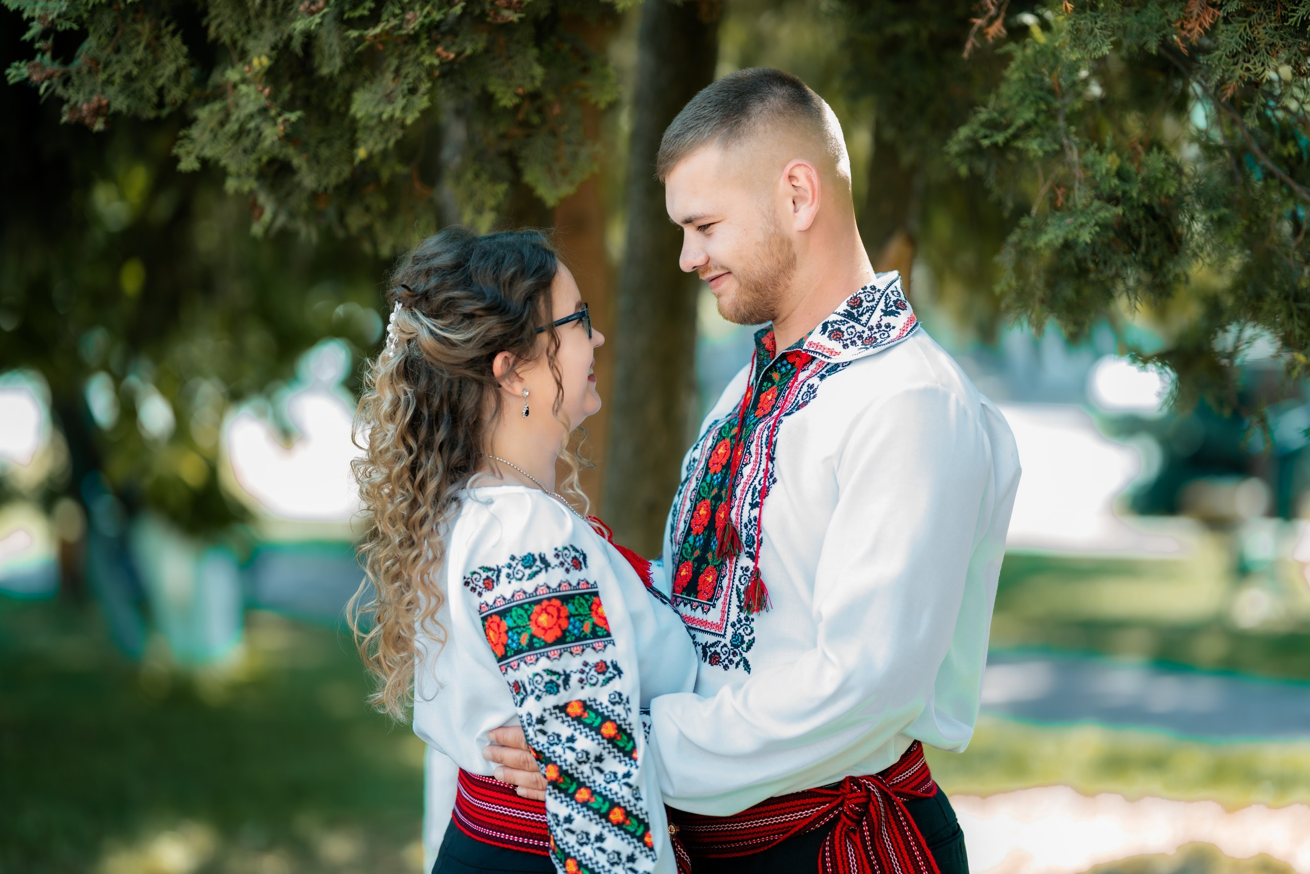 Fotograf stare civilă Siret – Andrei & Andreea în ie tradițională din Bucovina | AlinoFotoStudio