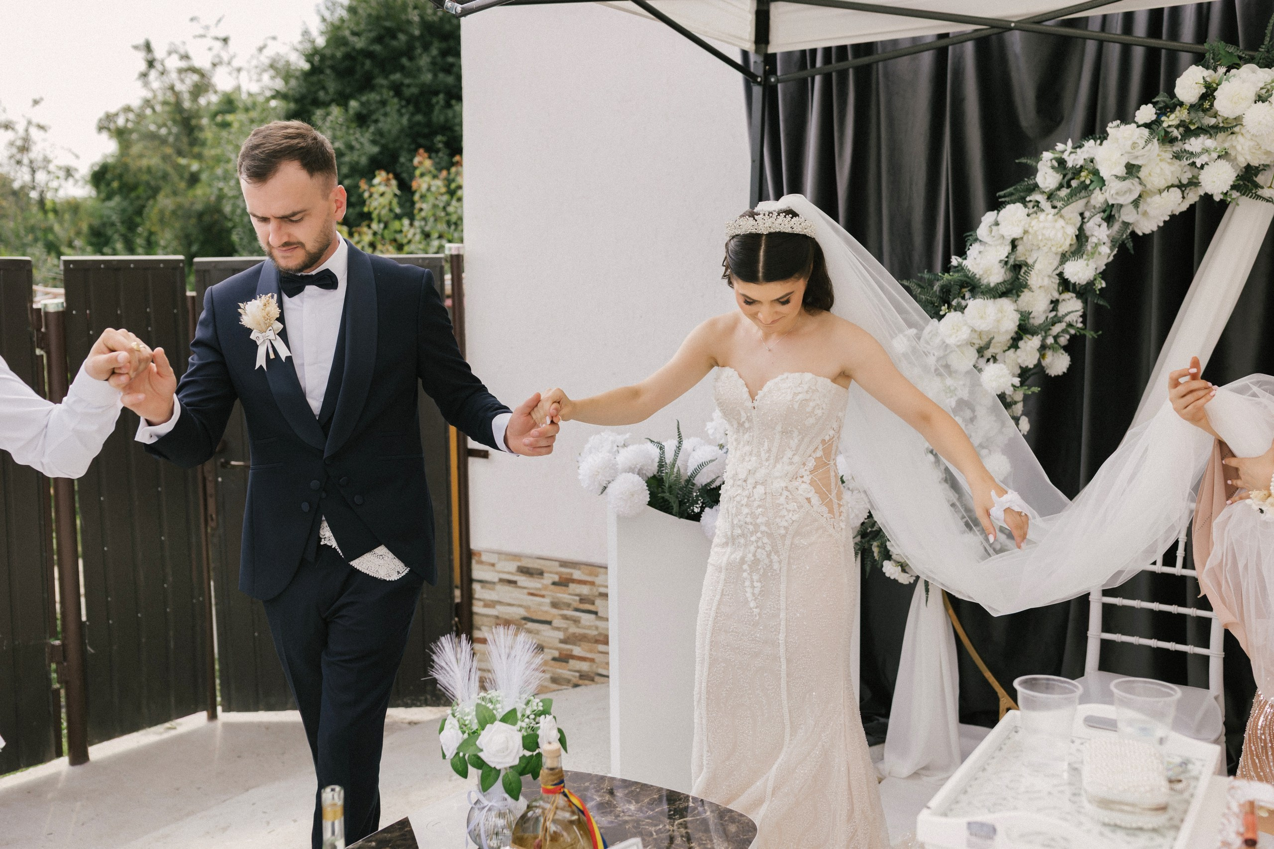 1. Mireasa Adriana în timpul pregătirilor de nuntă în Tudora Botoșani2. Costumul mirelui Ionuț fotografiat artistic în ziua nunții3. Prietenii mirelui la tradițiile de nuntă în Tudora4. Bărbieritul mirelui în cadrul obiceiurilor tradiționale de nuntă5. Fotografii de familie la biserică în ziua nunții6. Portret de familie cu mirii și copilul lor la nunta din Botoșani7. Primul dans al mirilor la Mariage Dor Baisa Botoșani8. Decor elegant de nuntă la Mariage Dor Baisa9. Emoții și tradiții la nunta din Tudora județul Botoșani10. Fotograf profesionist de nuntă în Botoșani surprinzând momente autentice - otograf-nunta-botosanifotograf-evenimente-botosanifotograf-profesionist-botosanifotograf-nunta-tudoranunta-tudora-botosanisedinta-foto-nunta-botosanipoze-nunta-botosanifotografii-nunta-tudorafotograf-cununie-religioasa-botosanibiserica-sfintii-imparati-constantin-si-elena-tudoramariage-dor-baisa-botosanirestaurant-nunta-botosanidansul-mirilor-mariage-dorpregatiri-mire-botosanipregatiri-mireasa-botosanitraditii-nunta-moldovaobiceiuri-nunta-tudorafotograf-familie-nunta-botosaniportret-miri-botosanigalerie-foto-nunta-botosanialbum-foto-nunta-botosaninunta-eleganta-botosaninunta-cu-traditii-botosanifotograf-premium-nunta-botosaniservicii-foto-video-botosanipoveste-de-nunta-botosanifotograf-documentar-nuntafotograf-natural-emotionalmiri-ionut-si-adriananunta-autentica-tudora -otograf-nunta-botosanifotograf-nunta-tudoranunta-tudora-botosanifotograf-evenimente-botosanifotograf-profesionist-botosaniservicii-foto-video-botosanigalerie-foto-nunta-botosanialbum-foto-nunta-botosani - nunta-autentica-botosaninunta-cu-traditii-botosanipoveste-de-nunta-botosanifotografii-emotionante-nuntamomente-autentice-nuntafotografie-documentara-nuntafotograf-natural-nunta- pregatiri-miri-tudorabiserica-tudora-botosanicununie-religioasa-tudoramariage-dor-baisa-botosanipetrecere-nunta-botosanivalsul-mirilor-botosani - alino-foto-studio-botosaniionut-si-adriana-nunta-tudorafotograf-alin-chirila-botosani